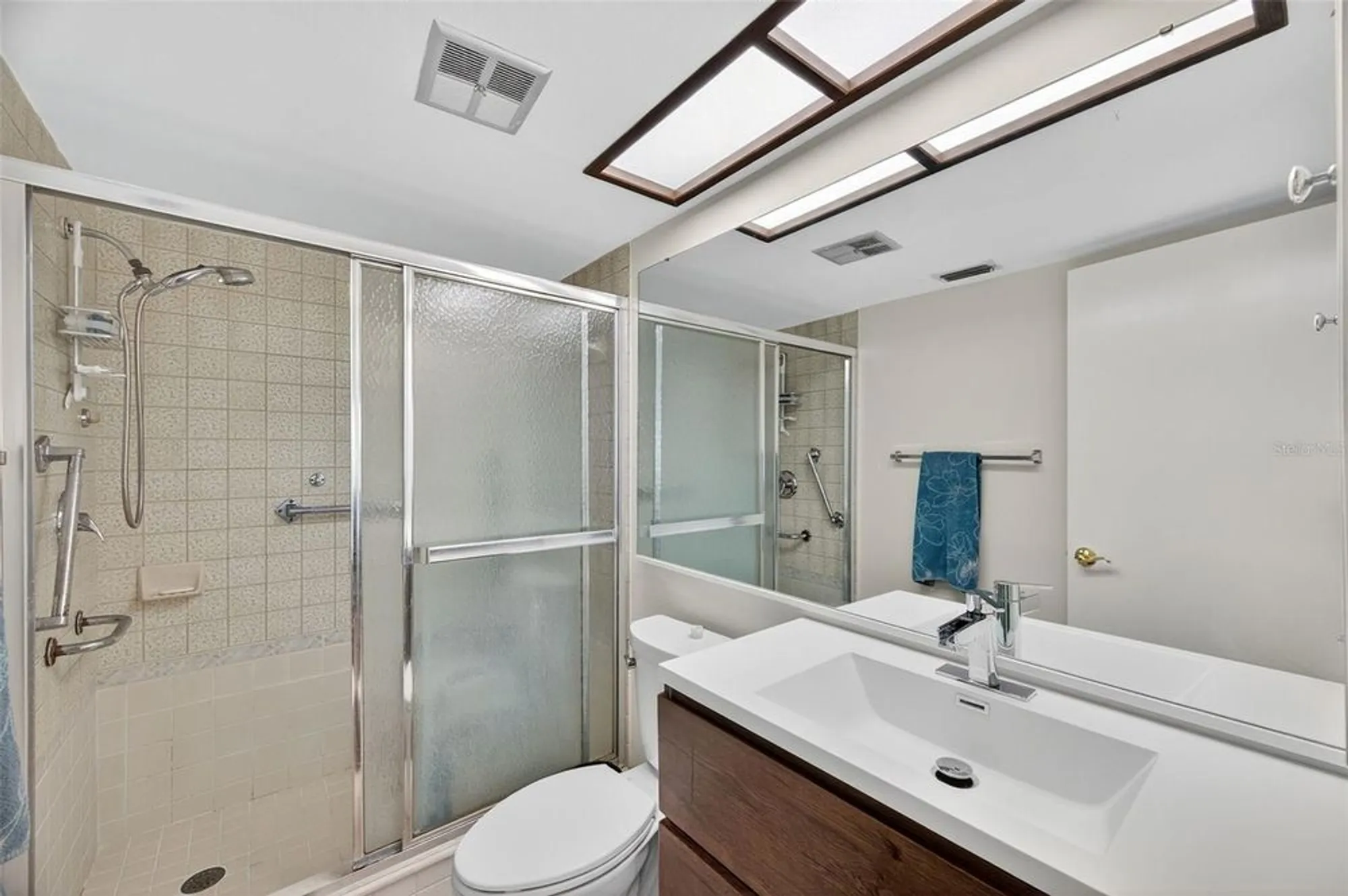 Property Slideshow image 13 of 29 | 2537 royal pines cir # 19d, Clearwater, FL, 33763