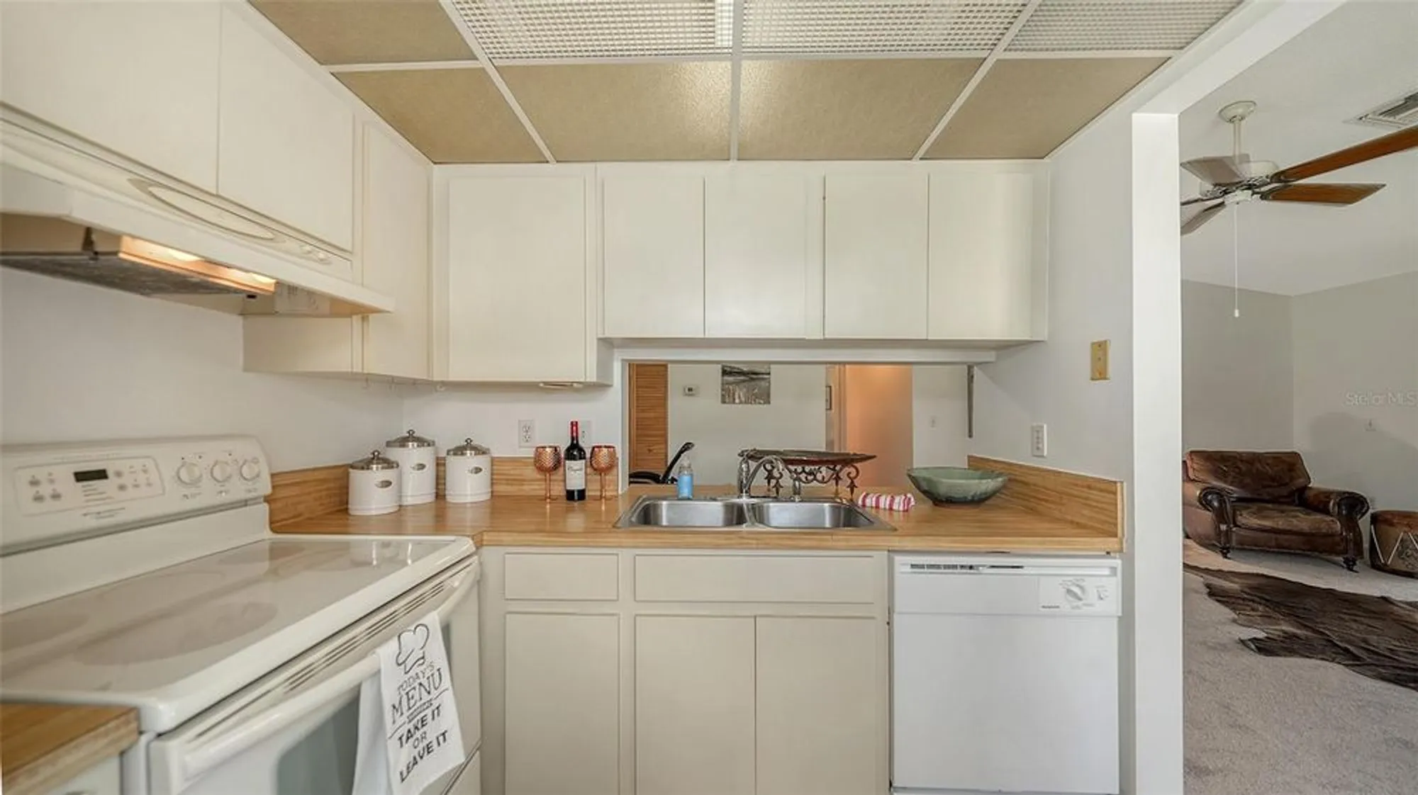 Property Slideshow image 7 of 36 | 5785 gardens dr # 5785, Sarasota, FL, 34243