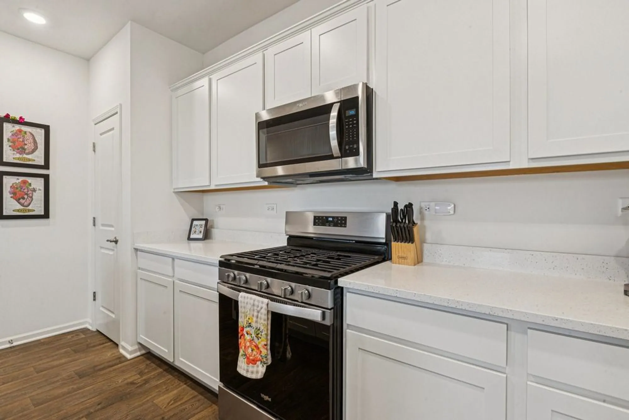 Property Slideshow image 13 of 48 | 952 darwin st, North Aurora, IL, 60542