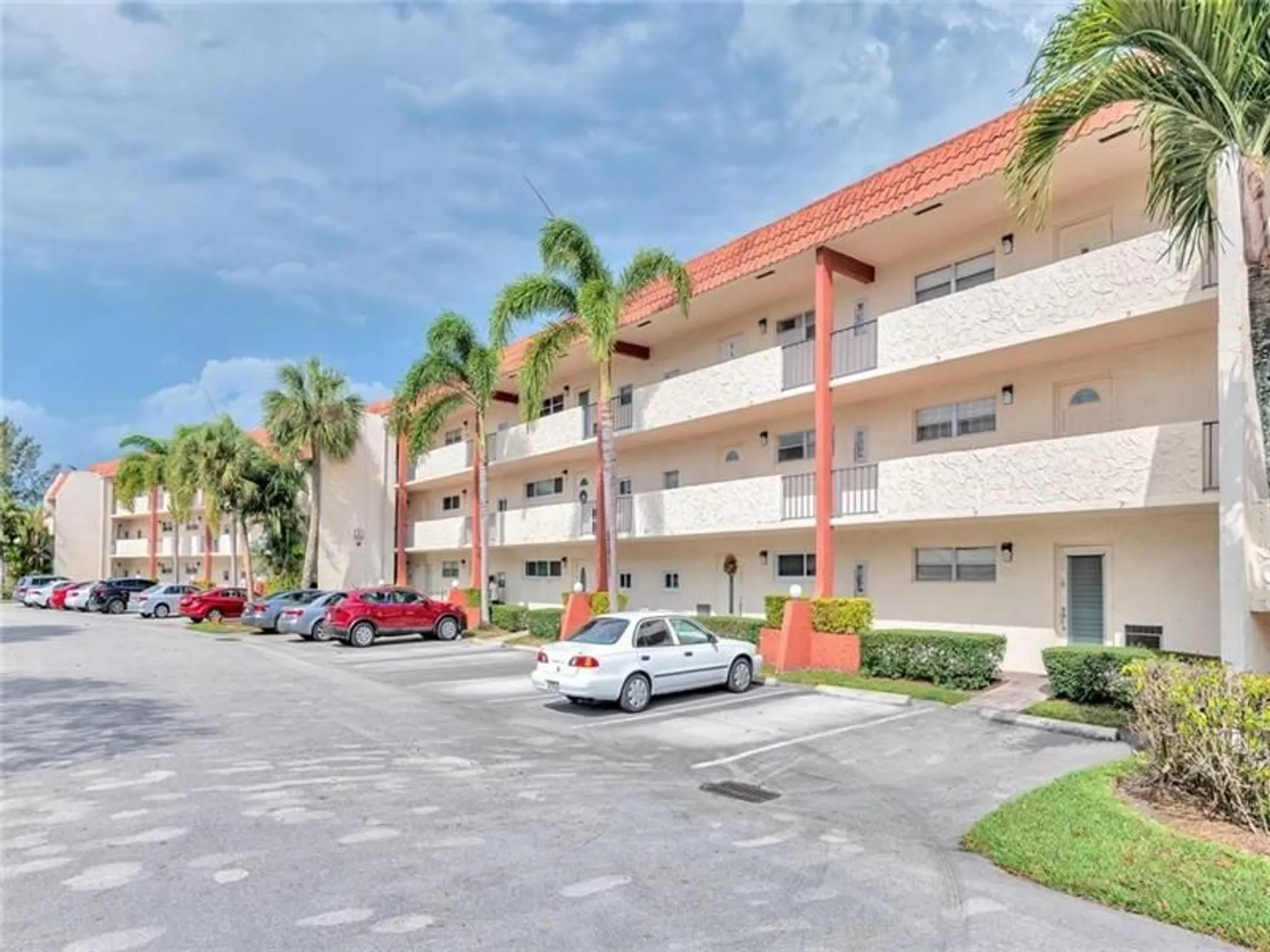 Property Slideshow image 1 of 31 | 9800 n hollybrook lake dr 202, Pembroke Pines, FL, 33025