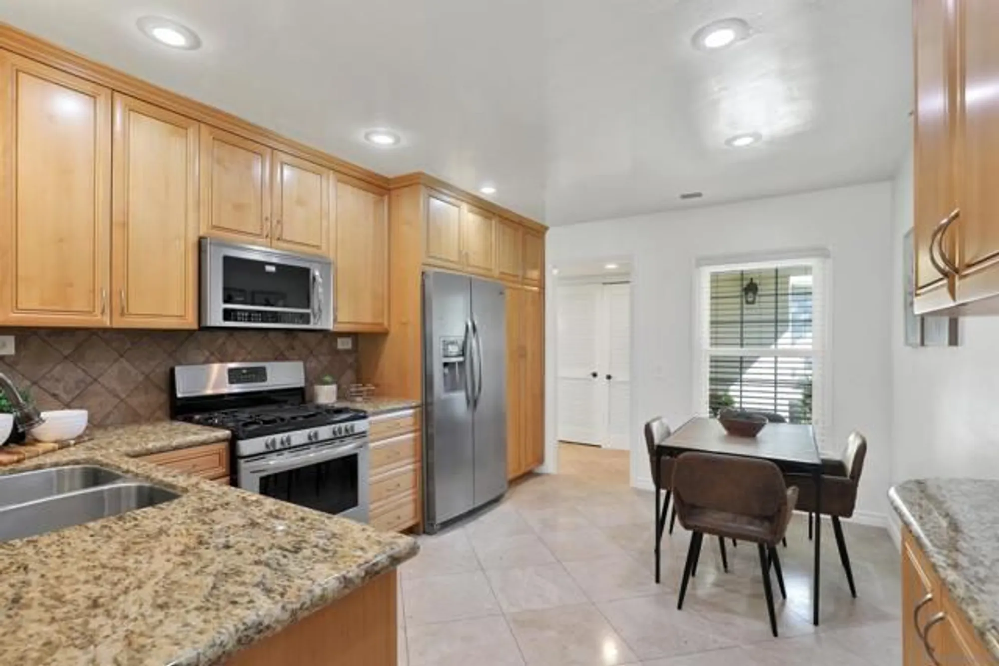 Property Slideshow image 17 of 50 | 17620 plaza ascope, San Diego, CA, 92128