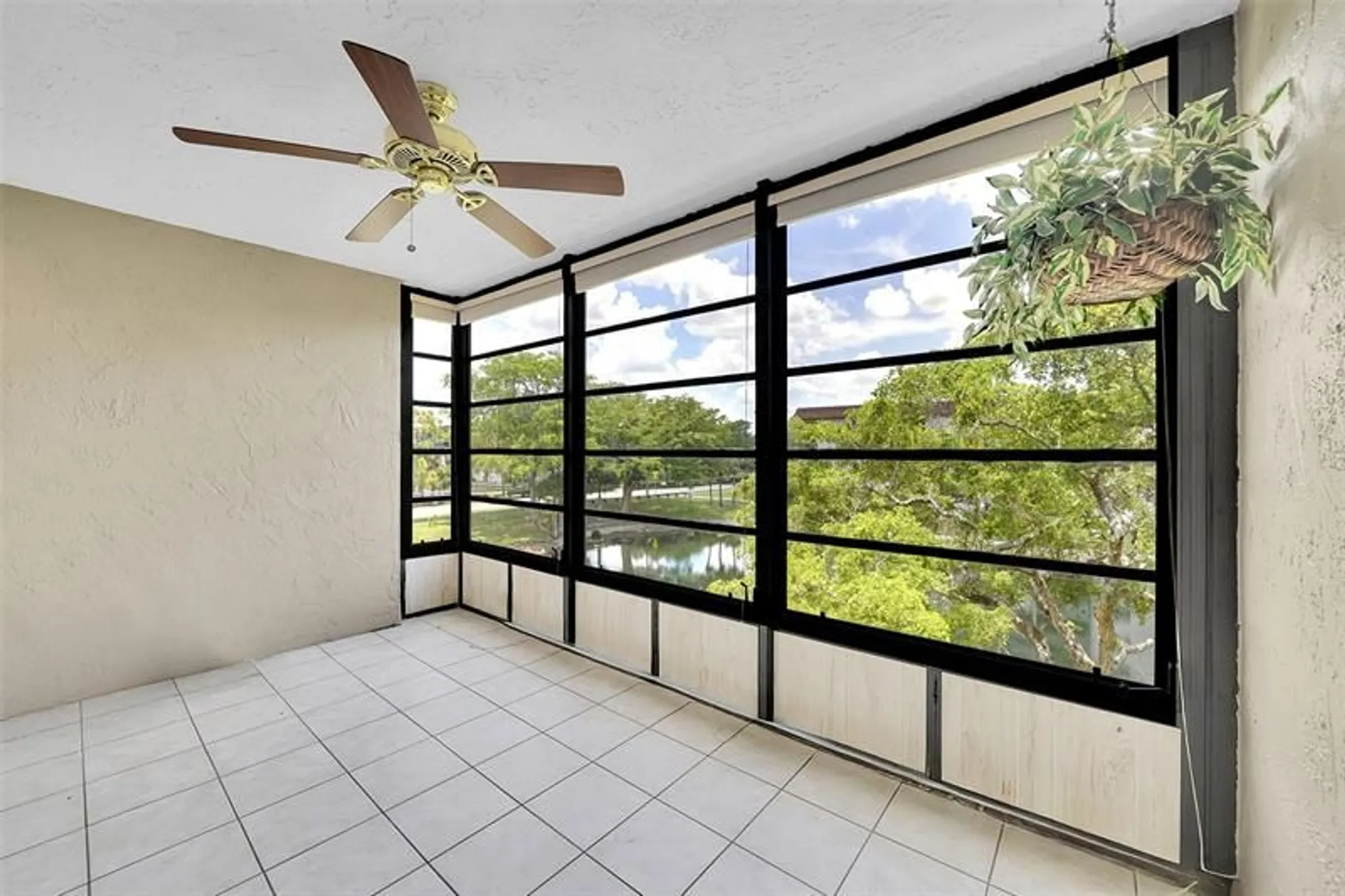 Property Slideshow image 15 of 30 | 4950 e sabal palm blvd 302, Tamarac, FL, 33319