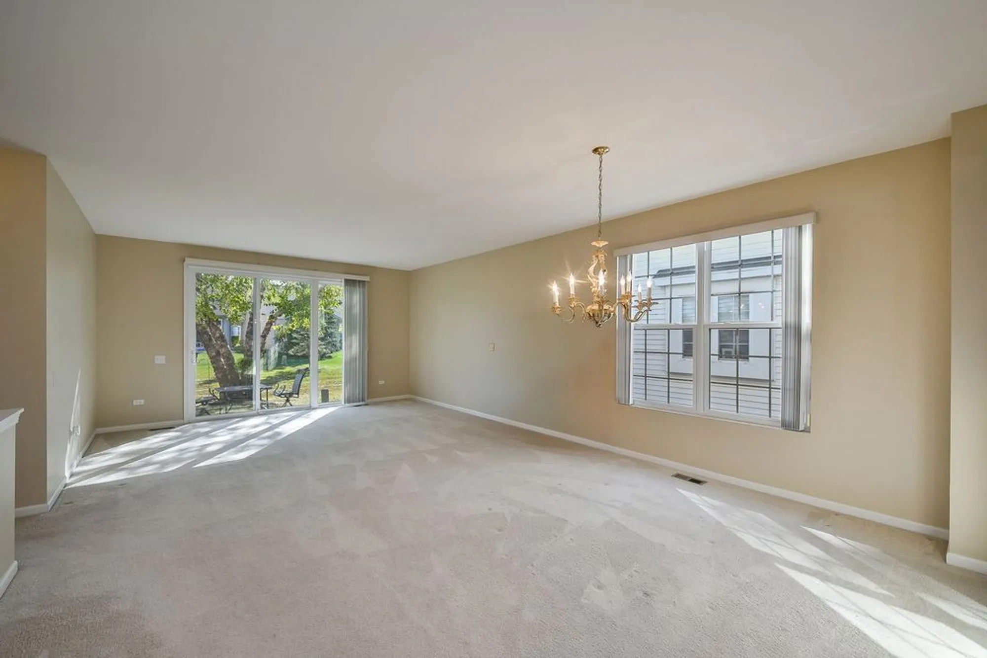 Property Slideshow image 4 of 26 | 2525 rolling rdg, Elgin, IL, 60124