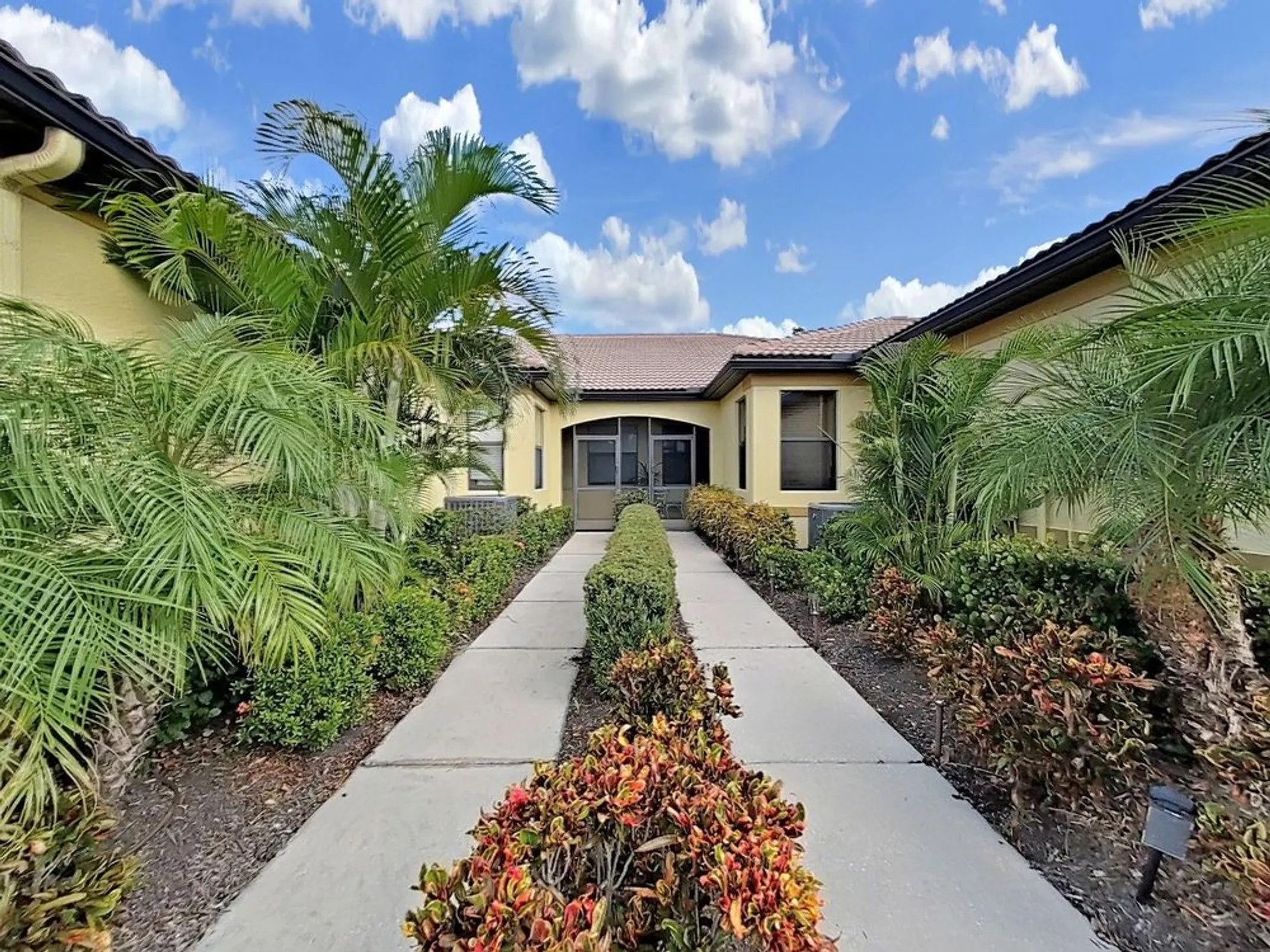 Property Slideshow image 5 of 100 | 303 bluewater falls ct, Apollo Beach, FL, 33572