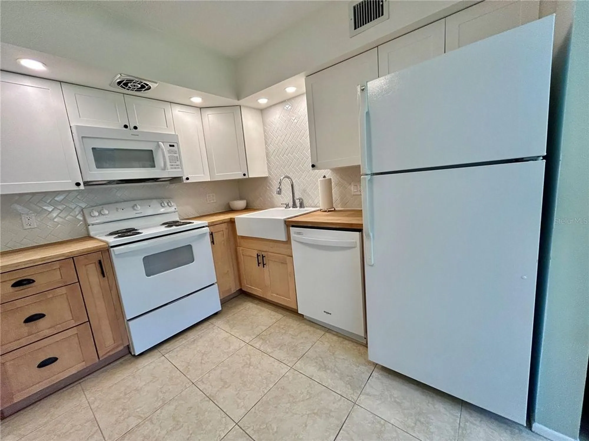 Property Slideshow image 9 of 51 | 2461 rhodesian dr apt 45, Clearwater, FL, 33763