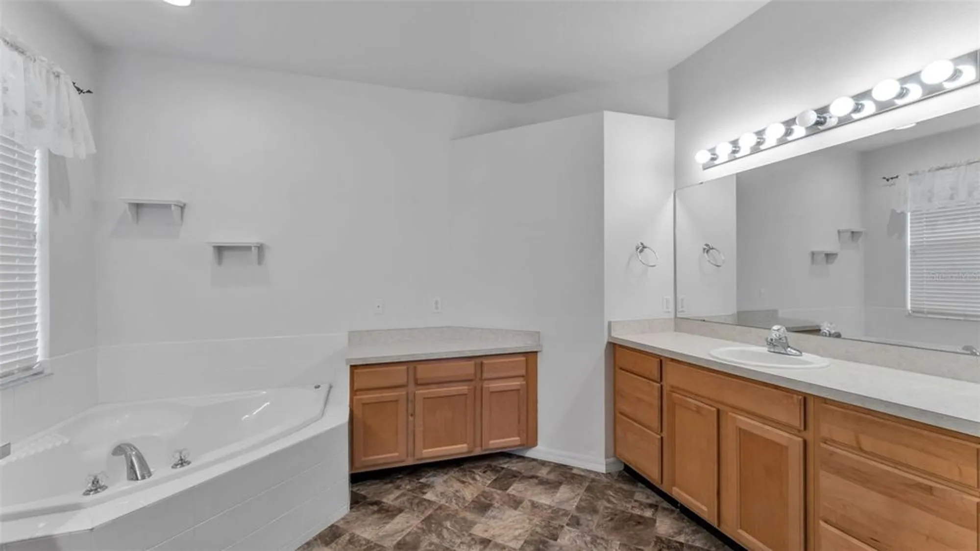 Property Slideshow image 21 of 37 | 4268 windchime ln, Lakeland, FL, 33811