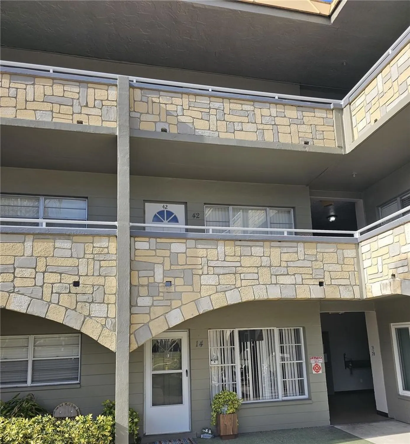 Property Slideshow image 2 of 26 | 2462 brazilia dr 42, Clearwater, FL, 33763