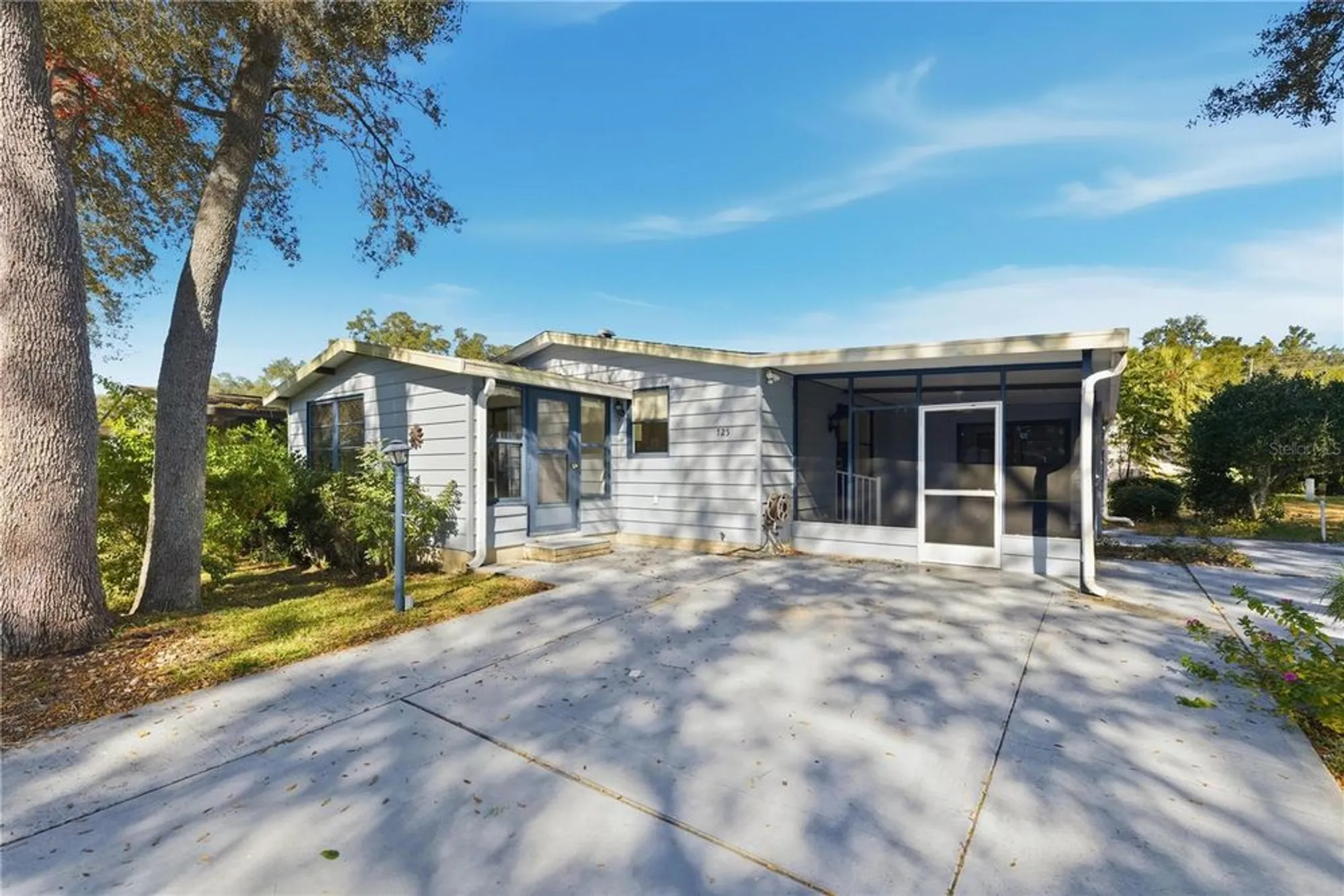 Property Slideshow image 1 of 18 | 725 camelia ct, Lady Lake, FL, 32159