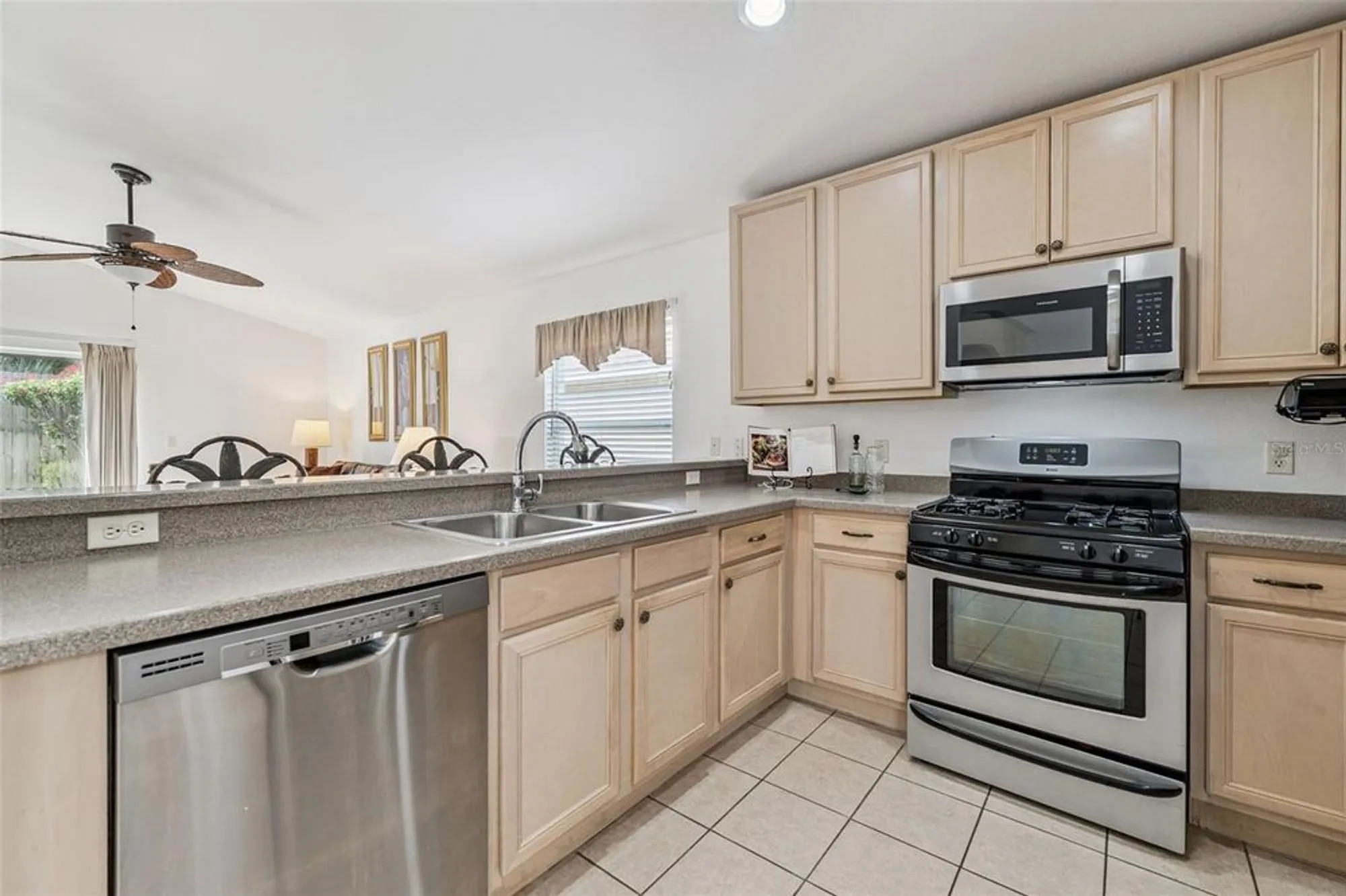 Property Slideshow image 8 of 40 | 400 lake suzanne dr, Lake Wales, FL, 33859