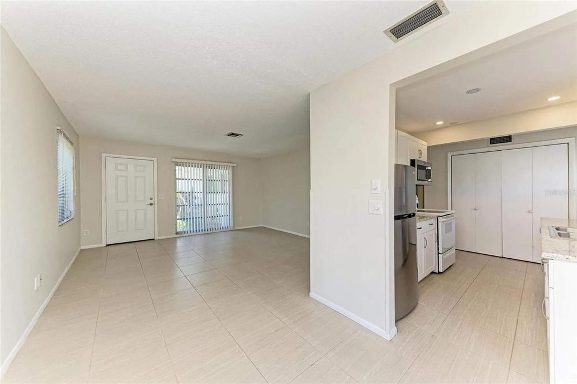 Property Slideshow image 18 of 34 | 2121 pueblo cir # v6, Sarasota, FL, 34231