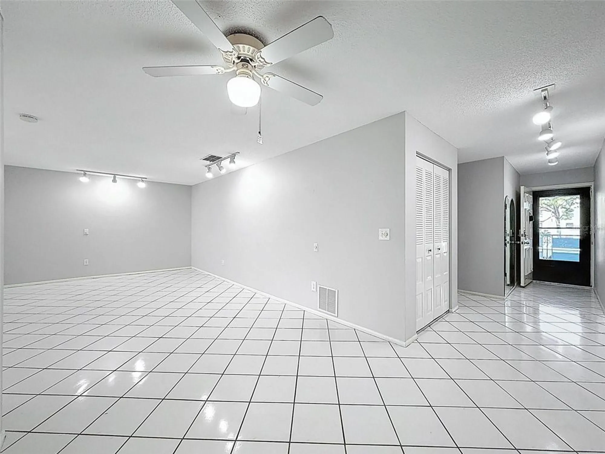 Property Slideshow image 8 of 82 | 5970 80th st n unit 206, St Petersburg, FL, 33709