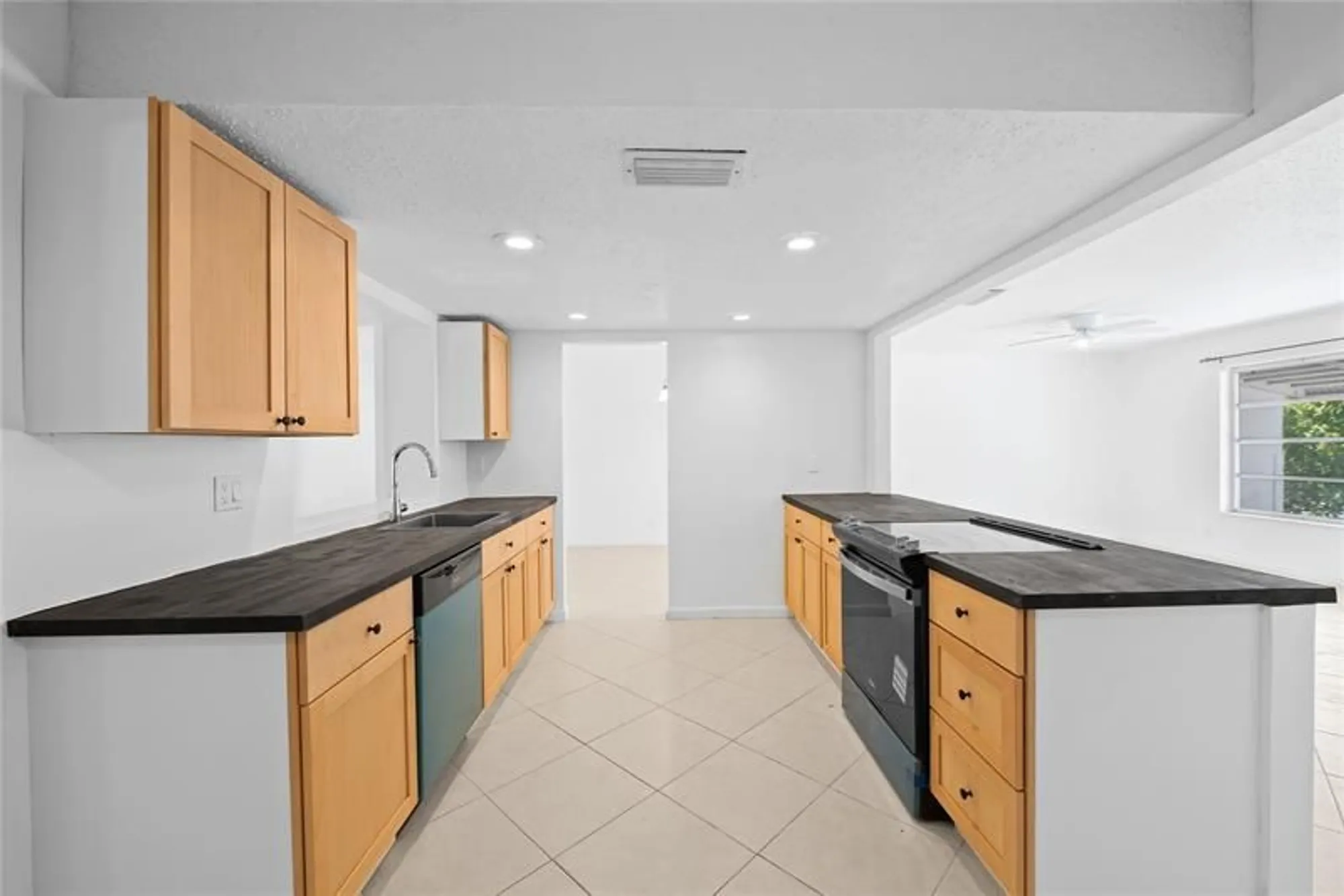 Property Slideshow image 6 of 28 | 7005 nw 11th st, Margate, FL, 33063