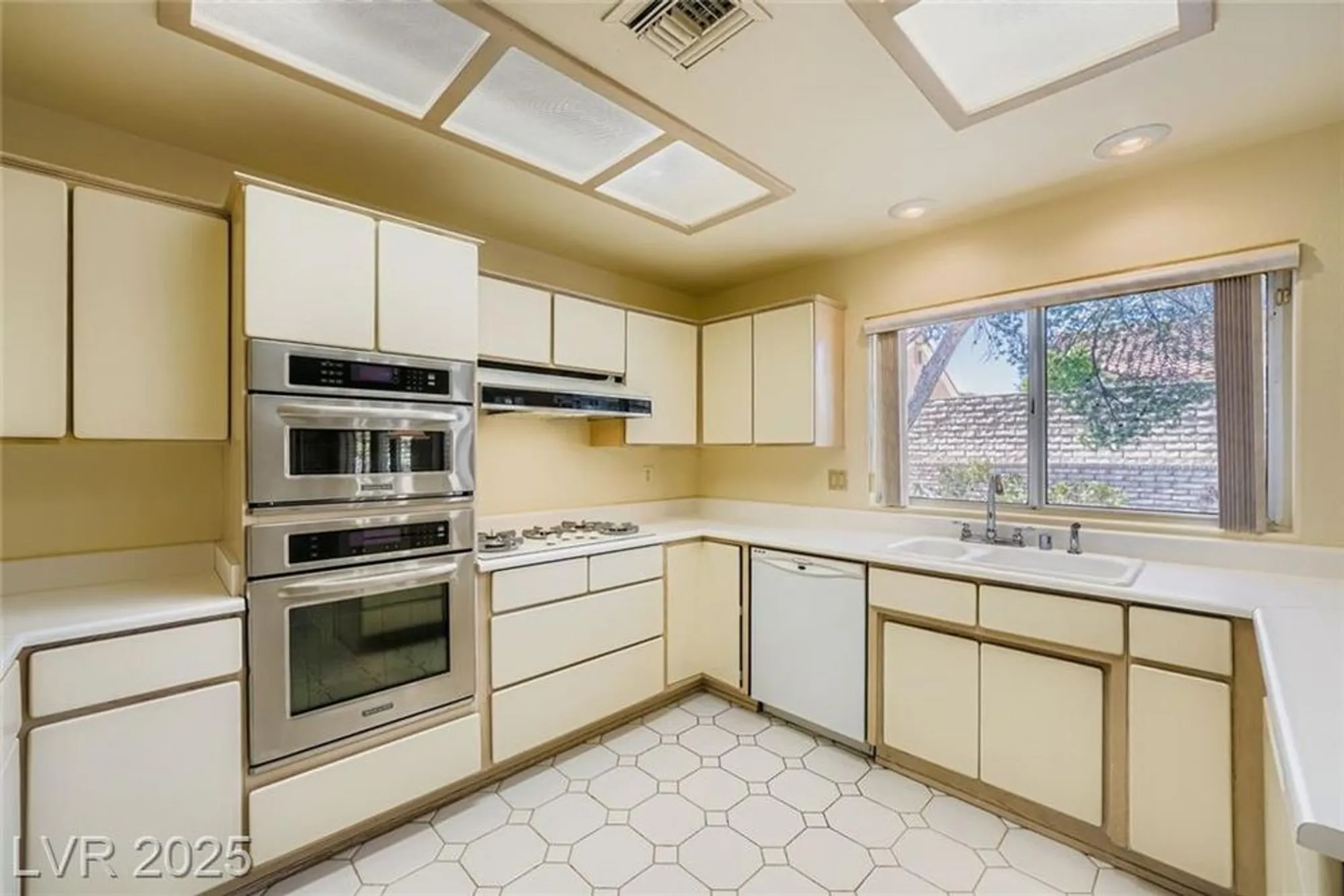 Property Slideshow image 11 of 29 | 2517 desert butte dr, Las Vegas, NV, 89134