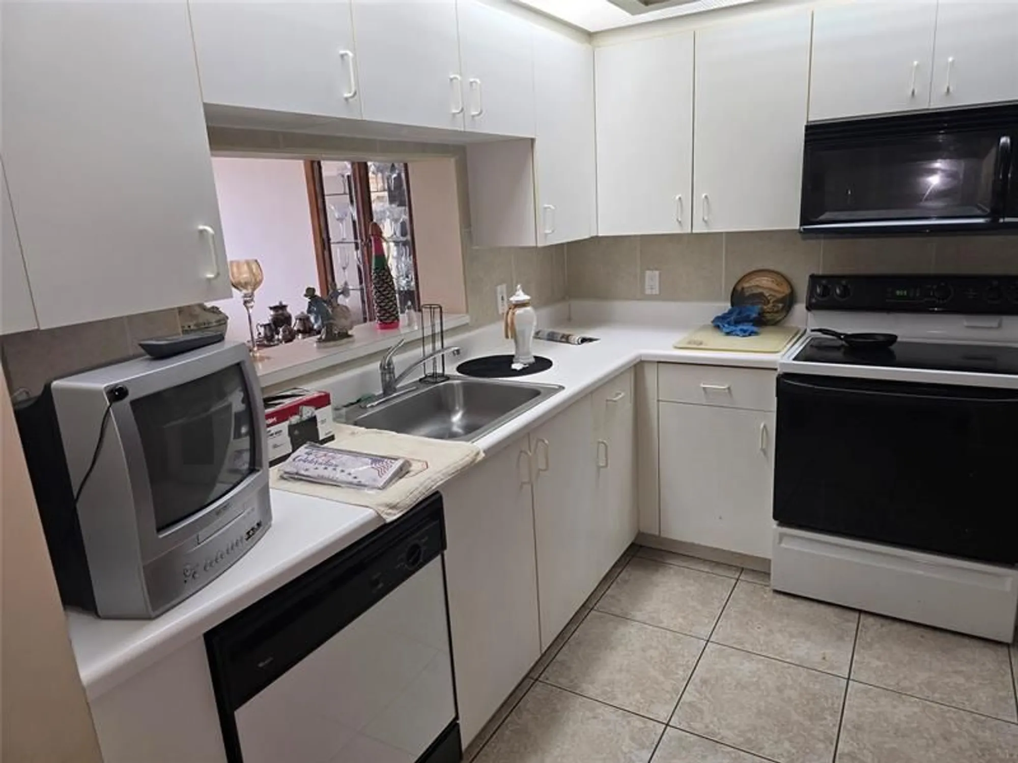 Property Slideshow image 12 of 27 | 550 sw 138th ave 402k, Pembroke Pines, FL, 33027