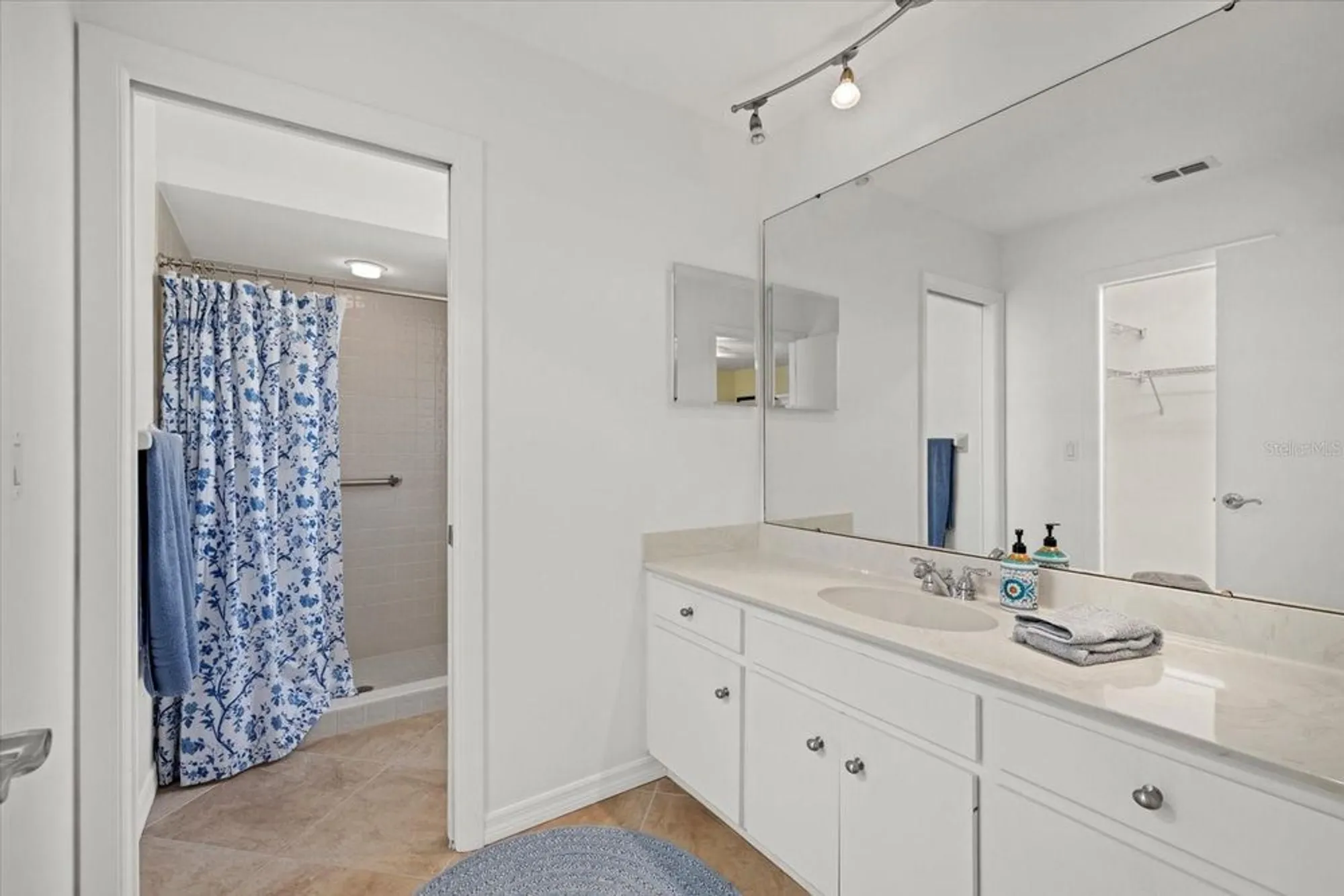 Property Slideshow image 17 of 33 | 7205 wood creek dr 16, Sarasota, FL, 34231