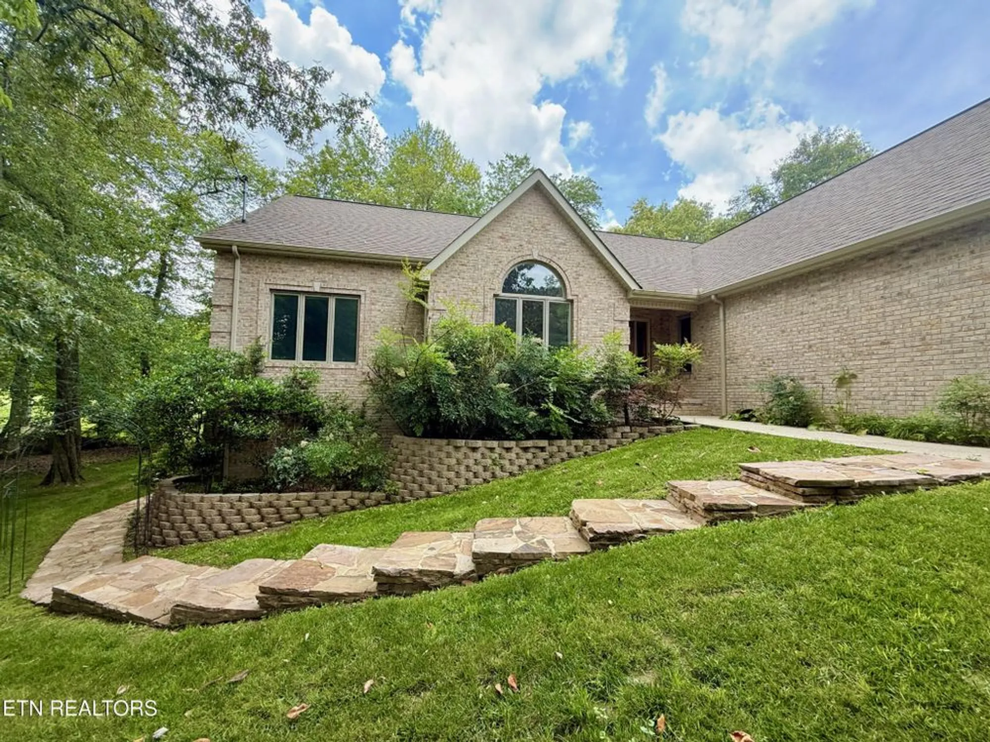 Property Slideshow image 3 of 55 | 17 kenwood ct, Crossville, TN, 38558