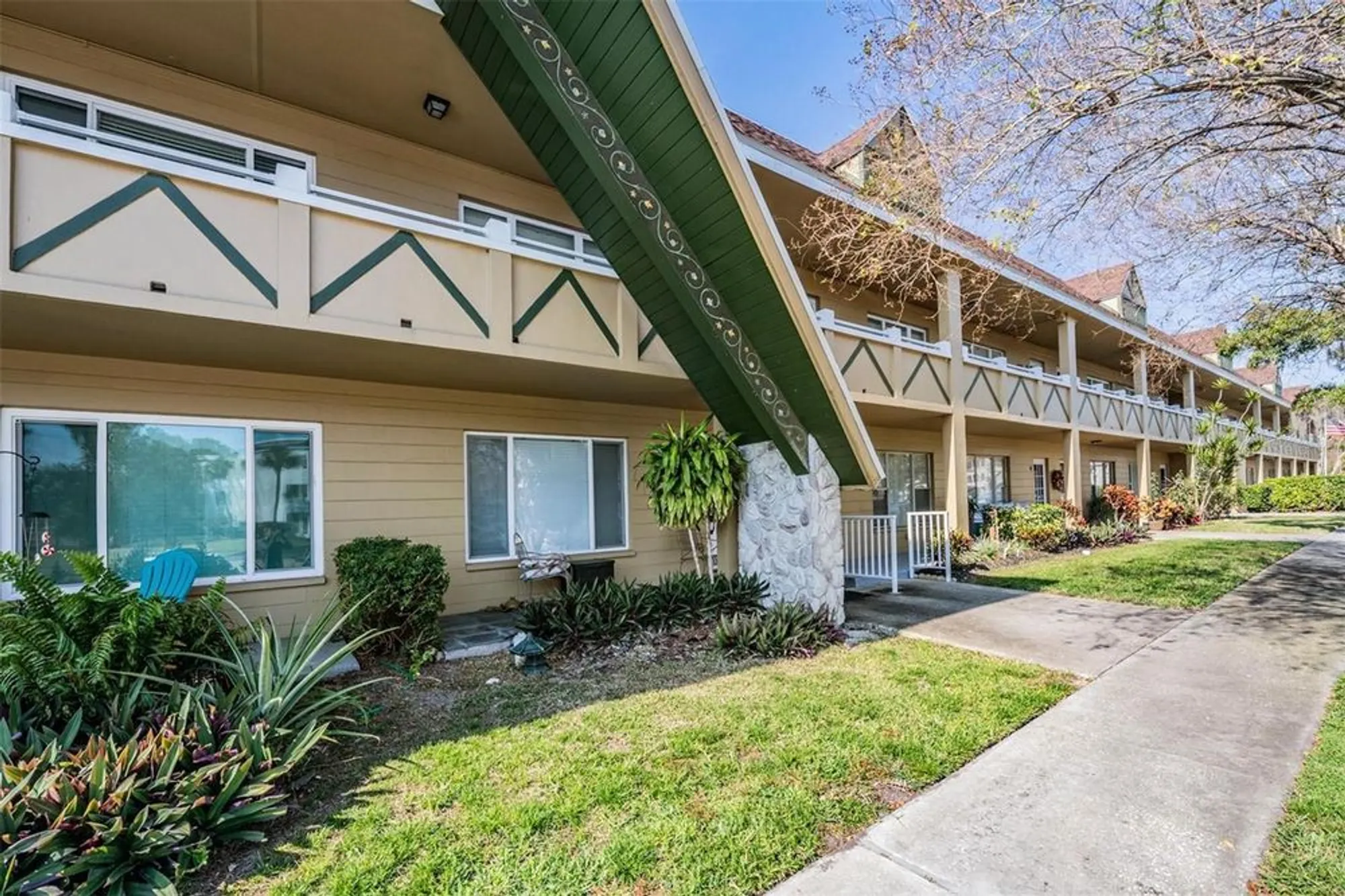 Property Slideshow image 2 of 46 | 2000 world parkway blvd apt 15, Clearwater, FL, 33763