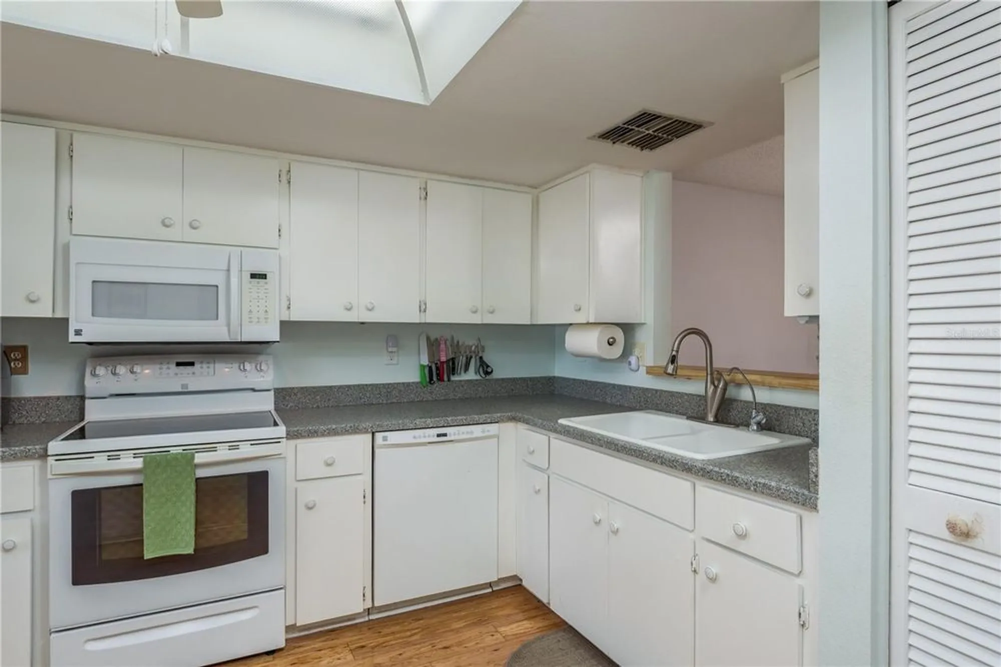 Property Slideshow image 13 of 49 | 11241 dollar lake dr 5, Port Richey, FL, 34668