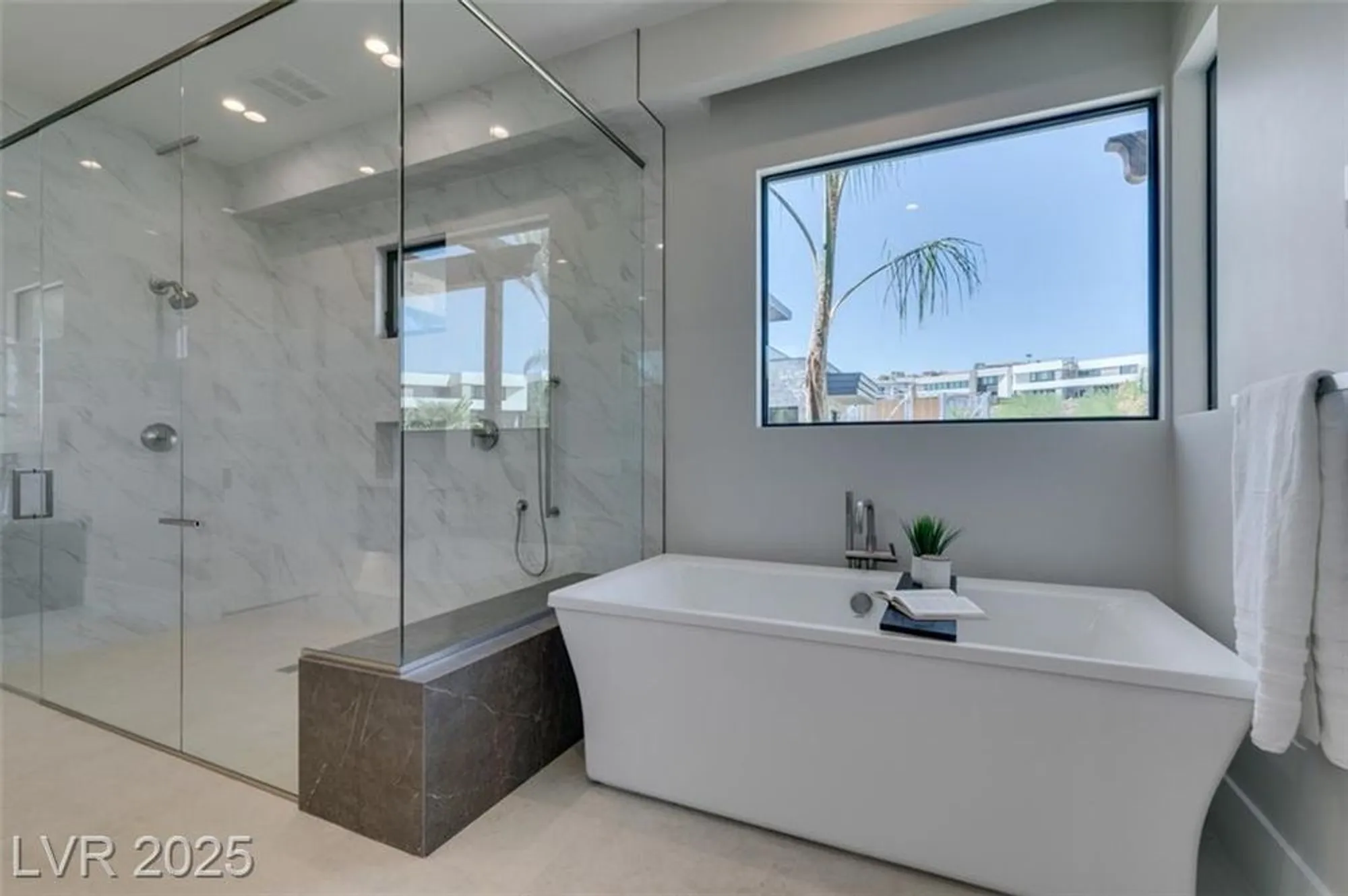 Property Slideshow image 34 of 48 | 40 reflection shores ln, Henderson, NV, 89011