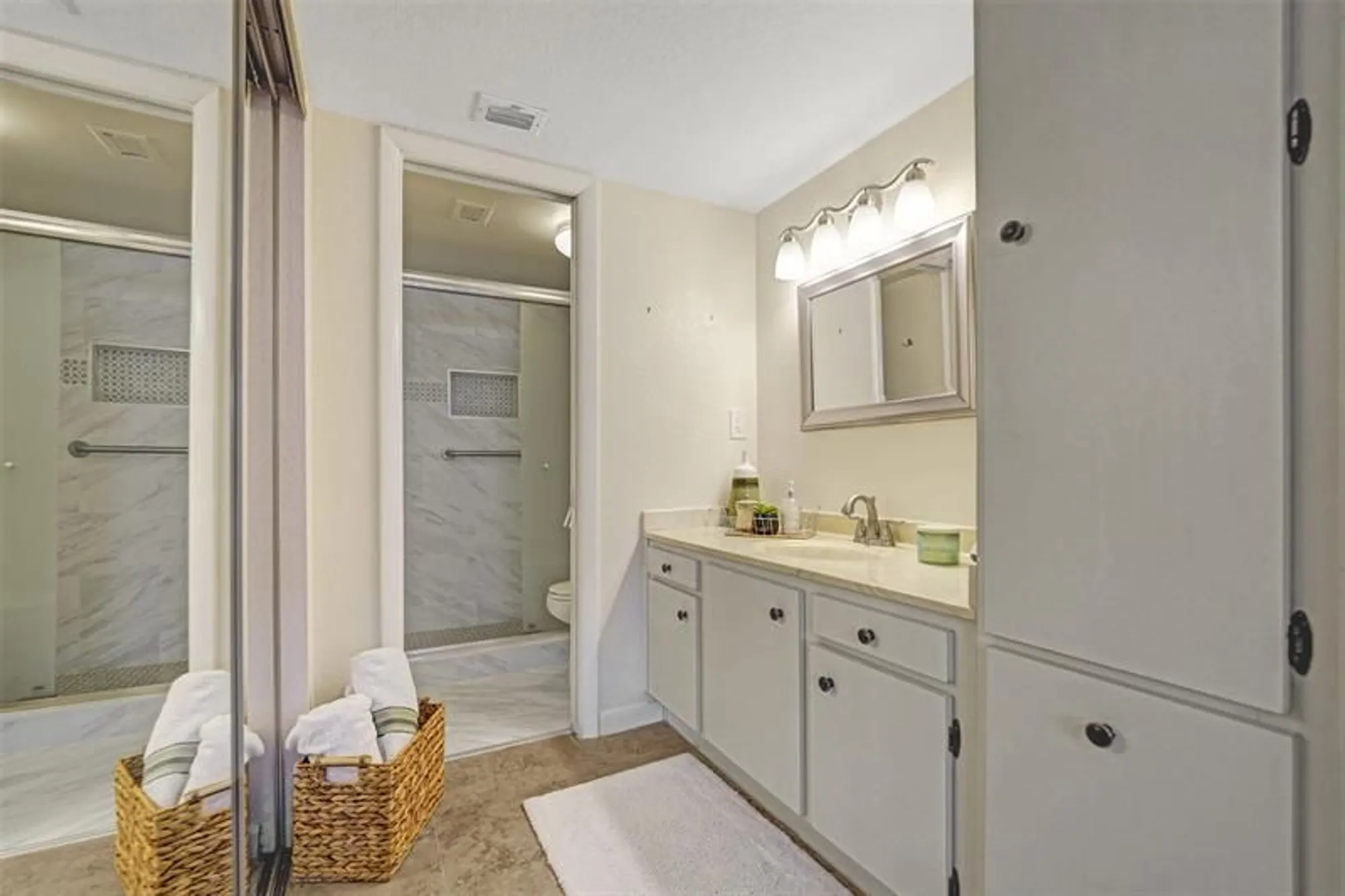 Property Slideshow image 11 of 29 | 900 colony point cir apt 221, Pembroke Pines, FL, 33026