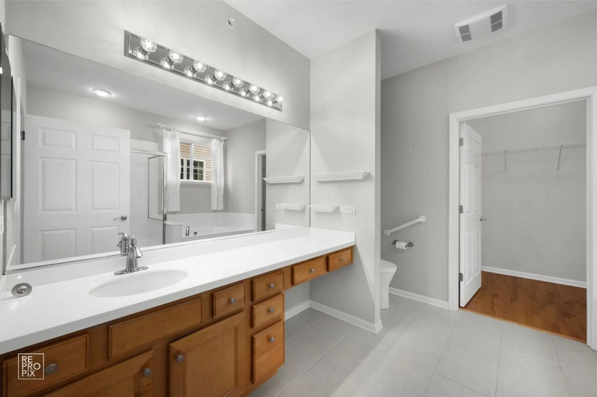 Property Slideshow image 11 of 25 | 1870 hampshire dr, Hoffman Estates, IL, 60192