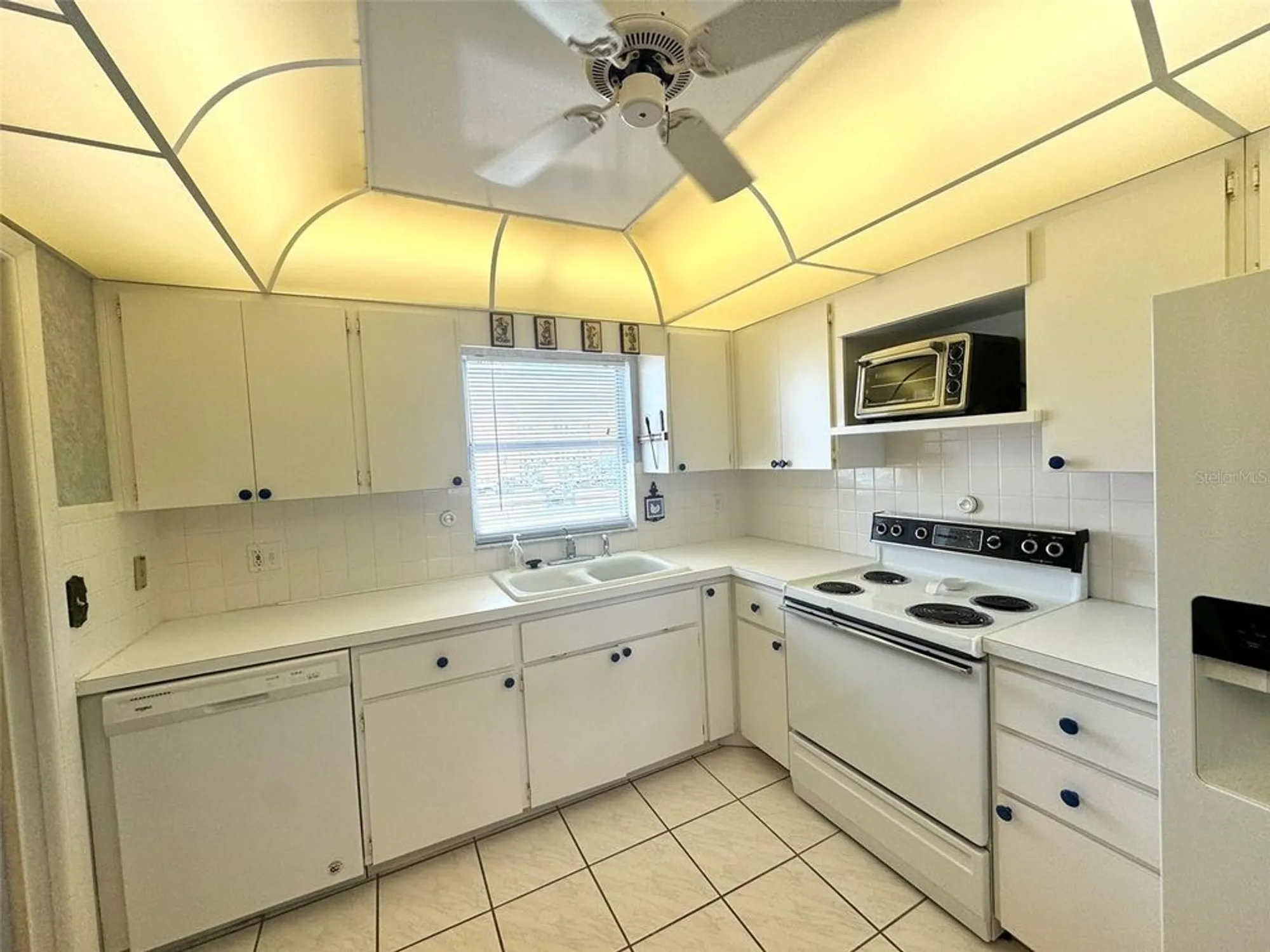Property Slideshow image 10 of 51 | 4775 cove cir apt 403, St Petersburg, FL, 33708