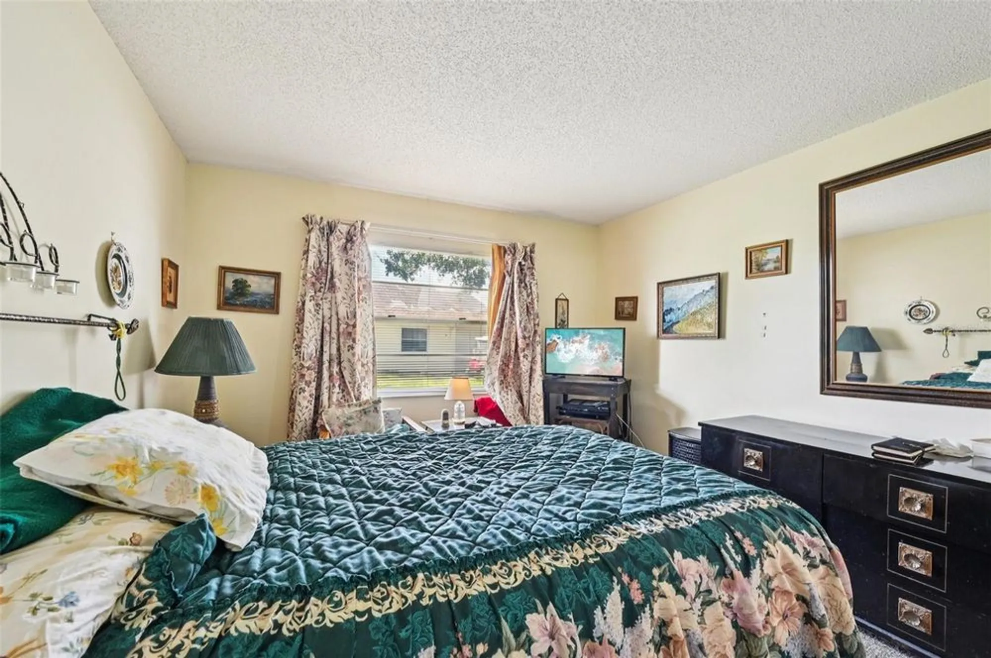 Property Slideshow image 11 of 51 | 2208 grenadier dr, Sun City Center, FL, 33573