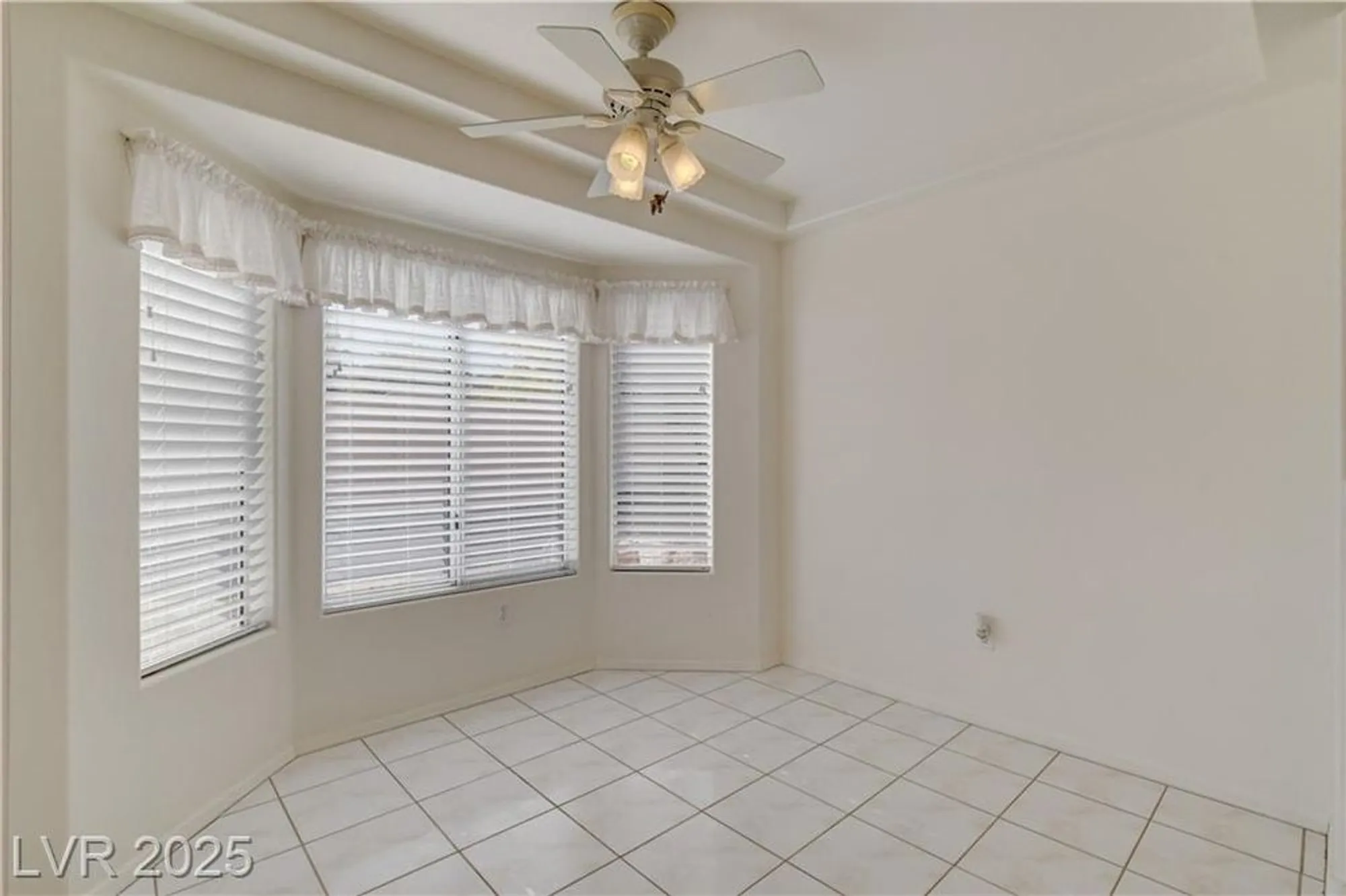 Property Slideshow image 17 of 71 | 10113 cresent creek dr, Las Vegas, NV, 89134