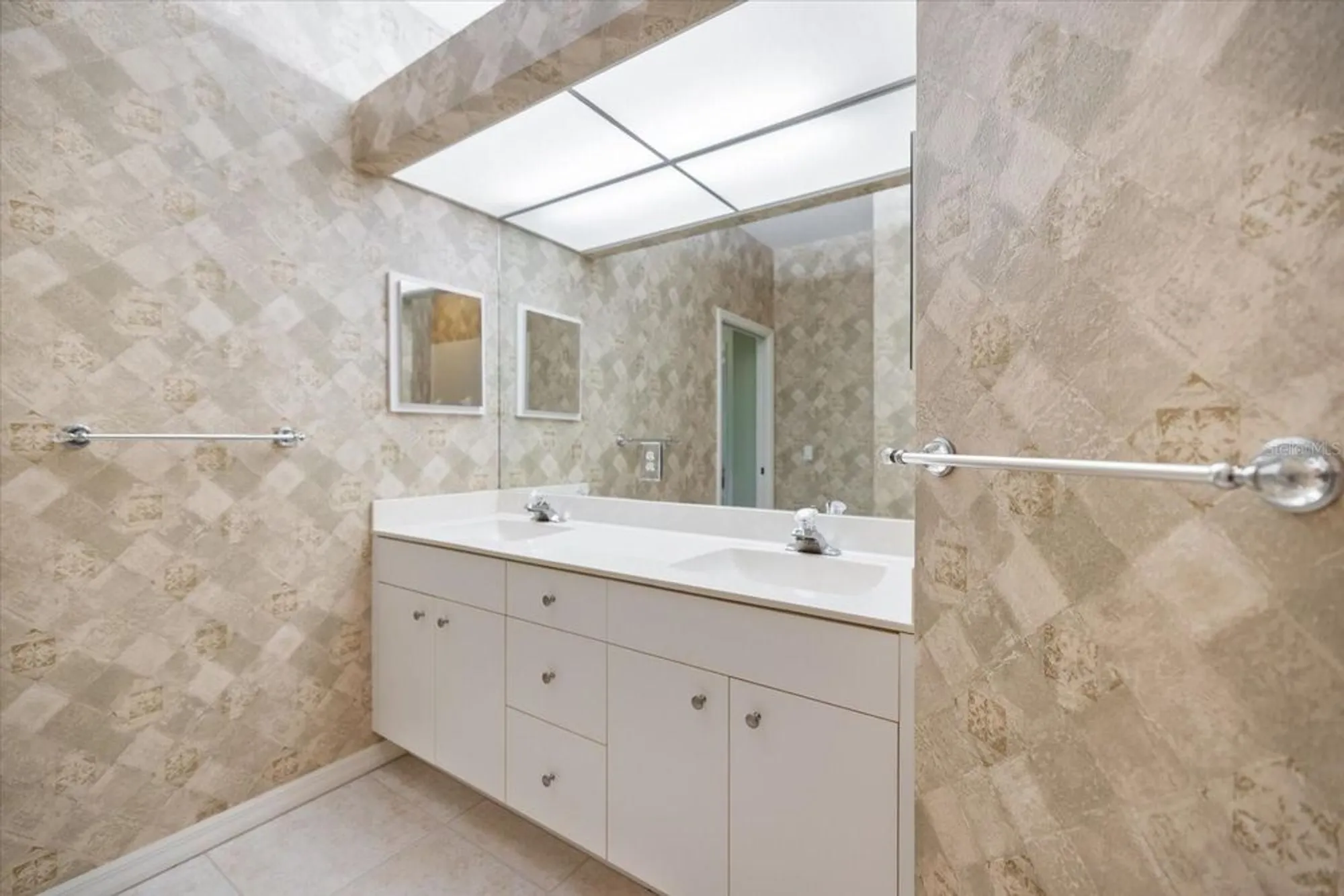 Property Slideshow image 15 of 40 | 900 paisley ct 1, Venice, FL, 34293