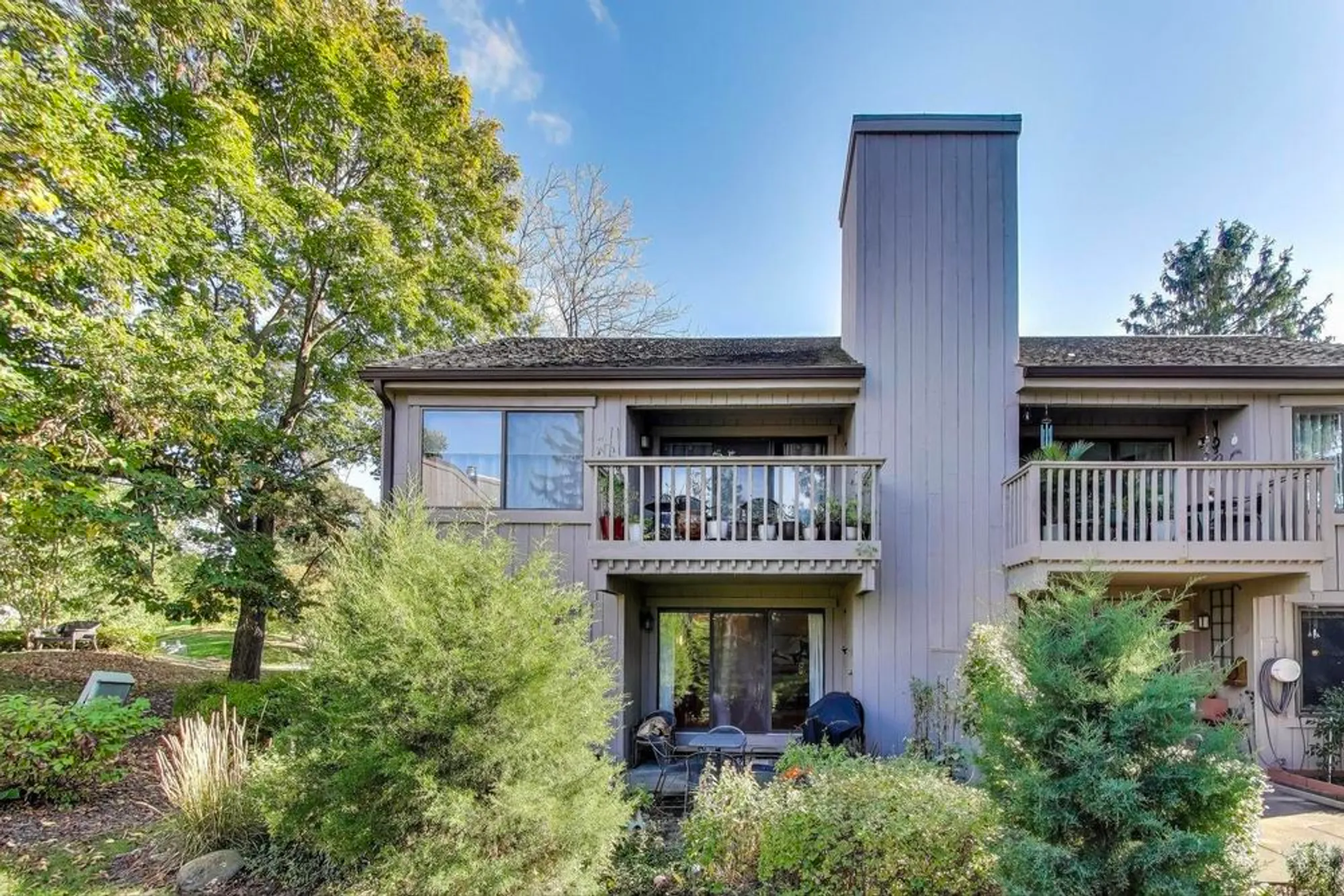 Property Slideshow image 18 of 24 | 220 thornhill ln d, Lake Barrington, IL, 60010