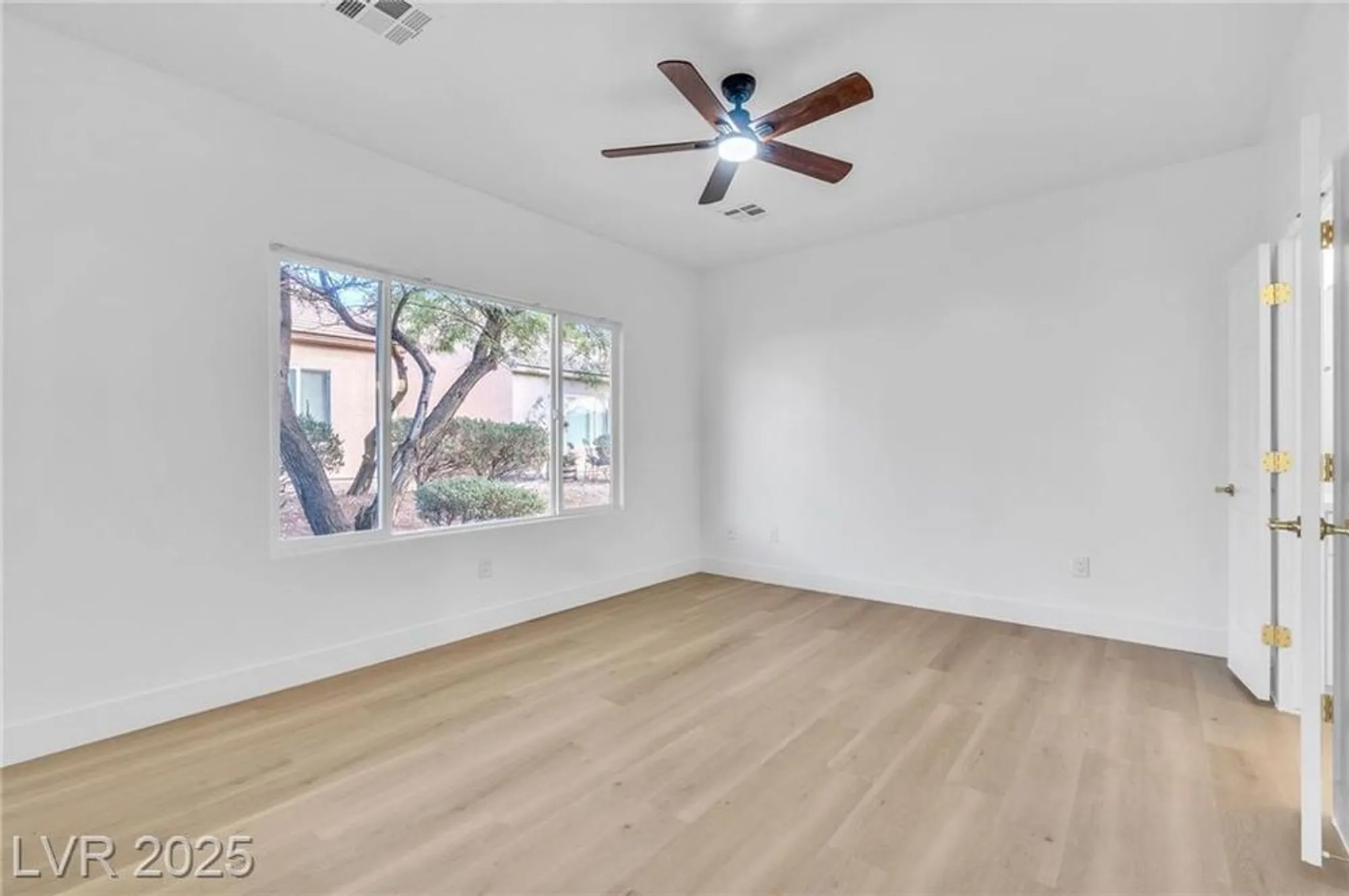 Property Slideshow image 11 of 32 | 3508 kittiwake rd, North Las Vegas, NV, 89084