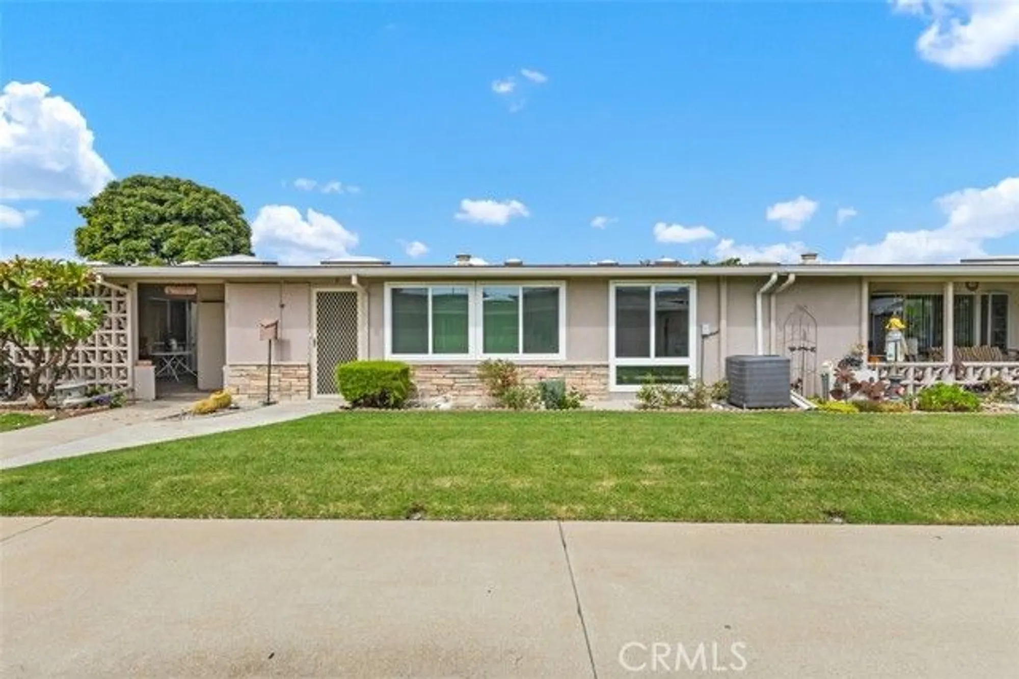 Property Slideshow image 2 of 38 | 13451 danbury ln # m6-133d, Seal Beach, CA, 90740