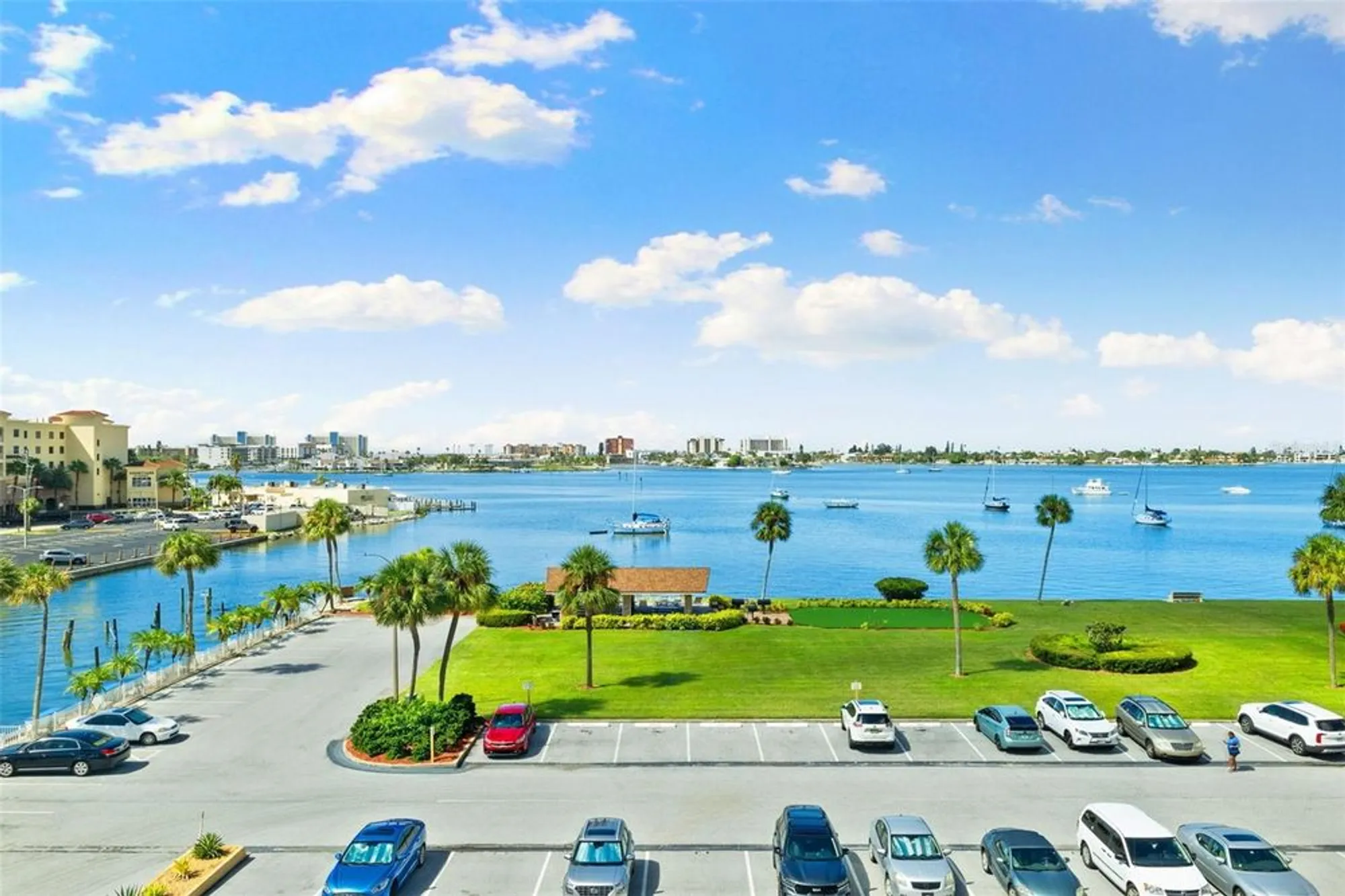 Property Slideshow image 4 of 46 | 4550 cove cir apt 501, Saint Petersburg, FL, 33708