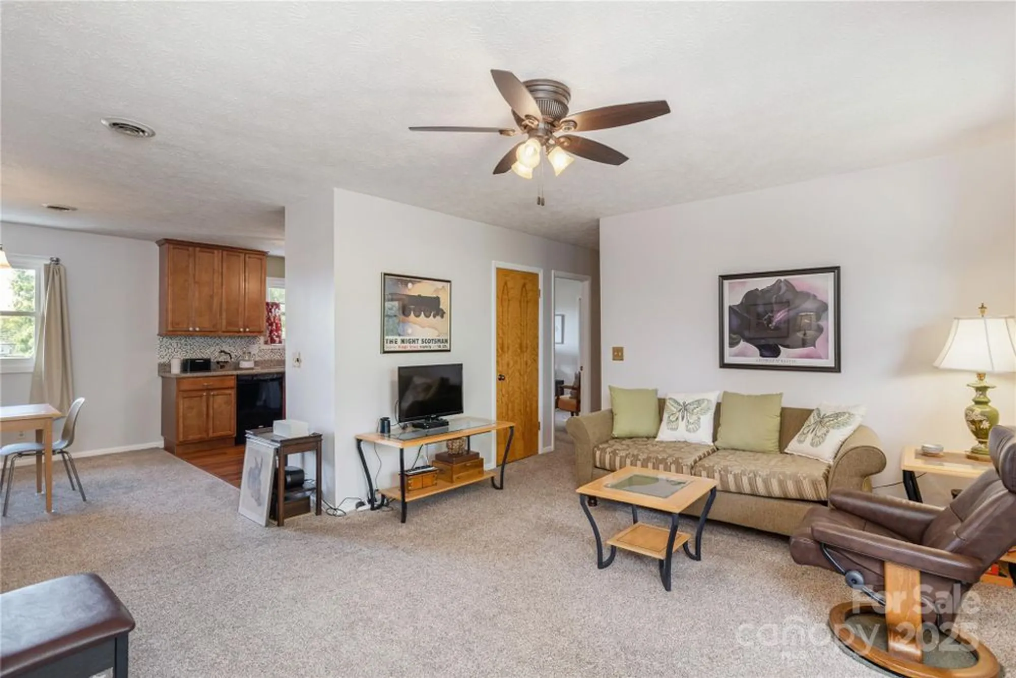 Property Slideshow image 3 of 25 | 103 oakwood pl apt 4, Hendersonville, NC, 28792
