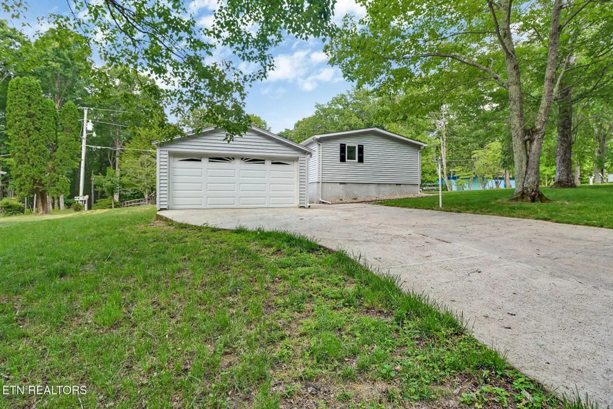 Property Slideshow image 25 of 28 | 20 robin hood ln, Crossville, TN, 38558