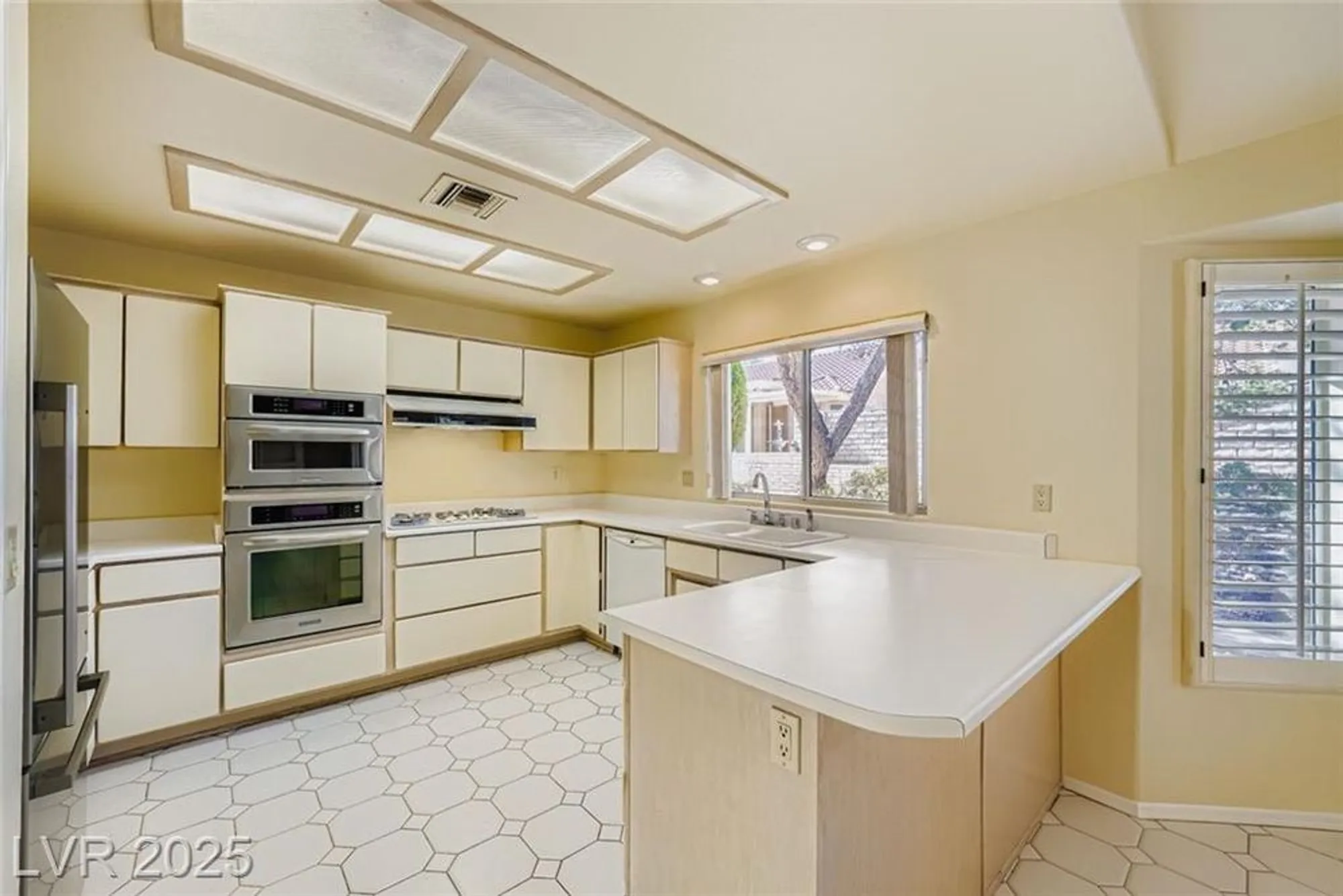 Property Slideshow image 10 of 29 | 2517 desert butte dr, Las Vegas, NV, 89134