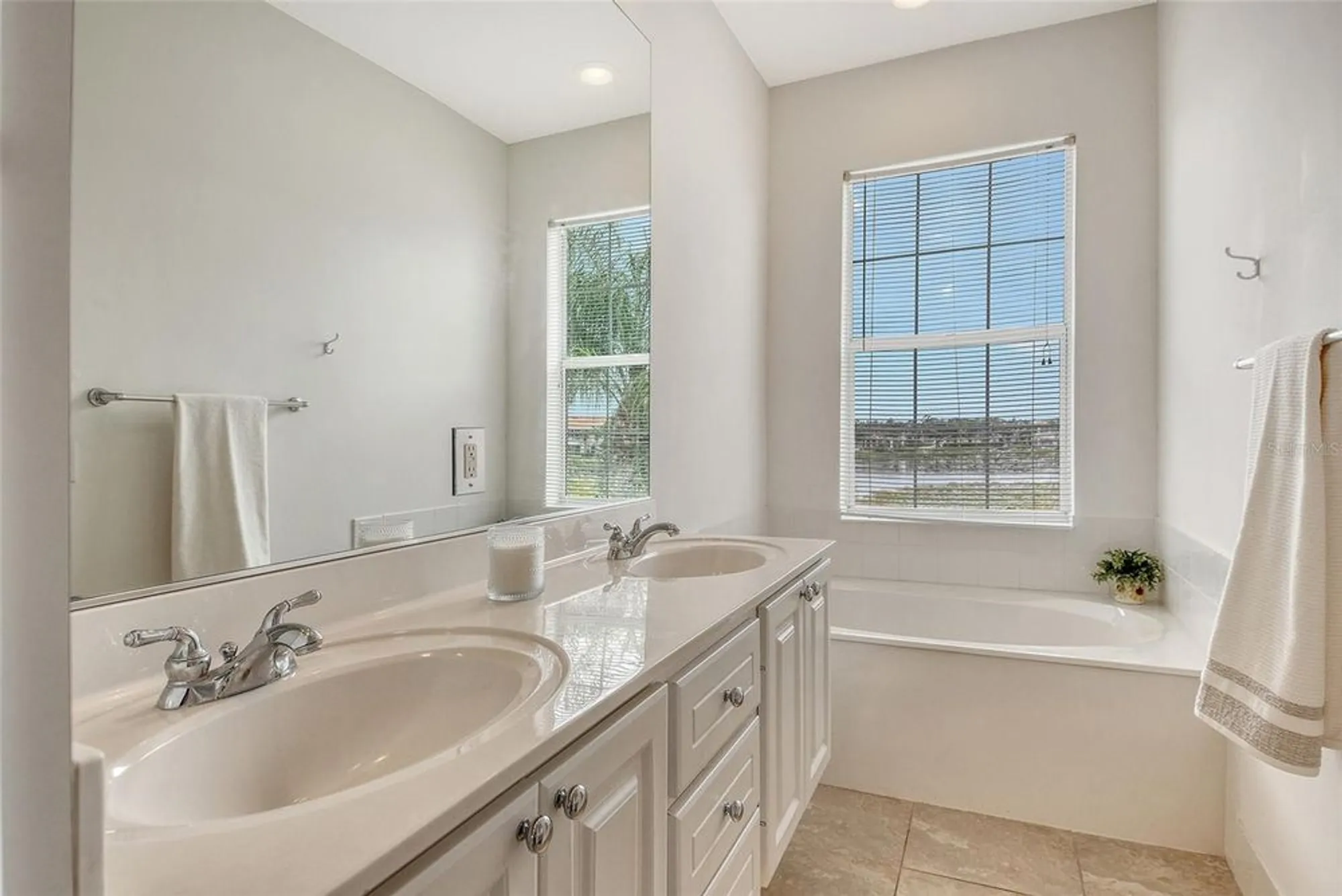Property Slideshow image 17 of 49 | 1400 burgos dr, Sarasota, FL, 34238