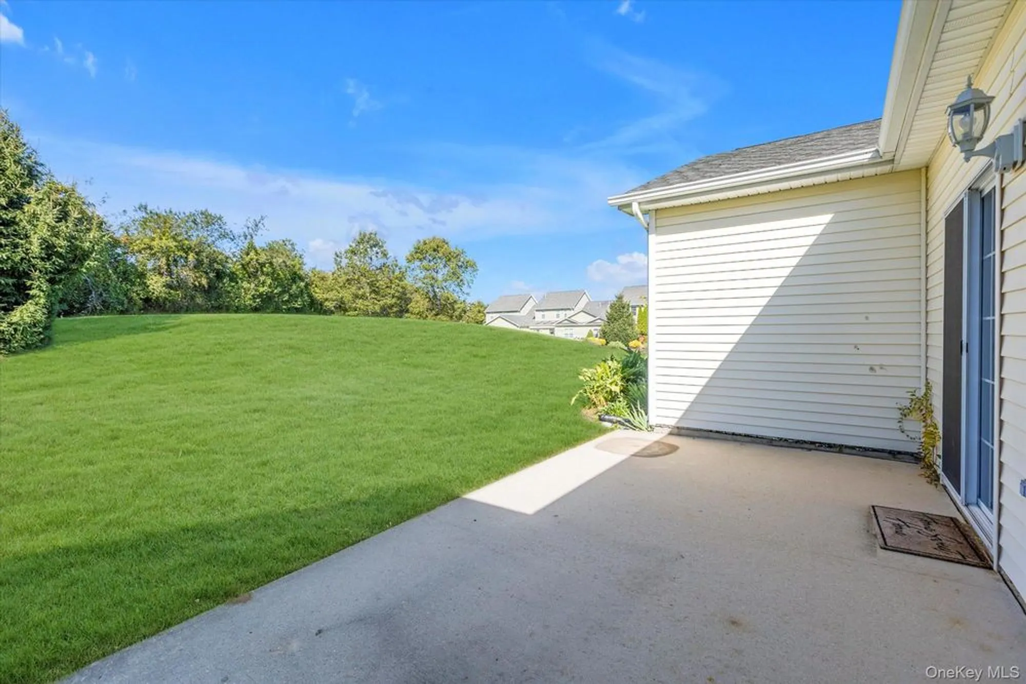 Property Slideshow image 23 of 34 | 67 stoneleigh dr, Riverhead, NY, 11901