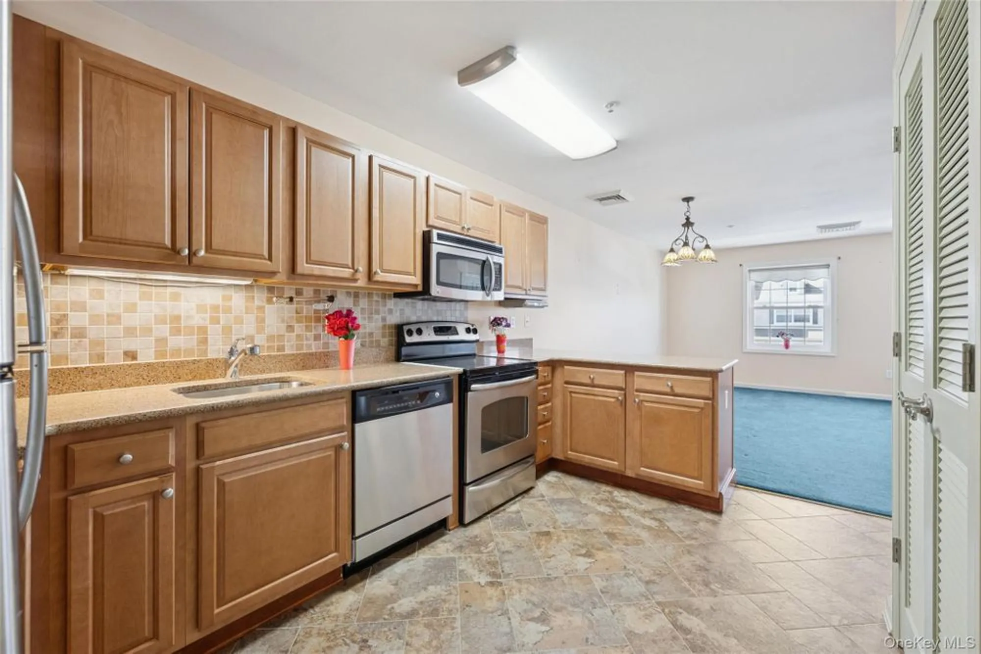 Property Slideshow image 12 of 39 | 1228 willow ln, Valley Stream, NY, 11580