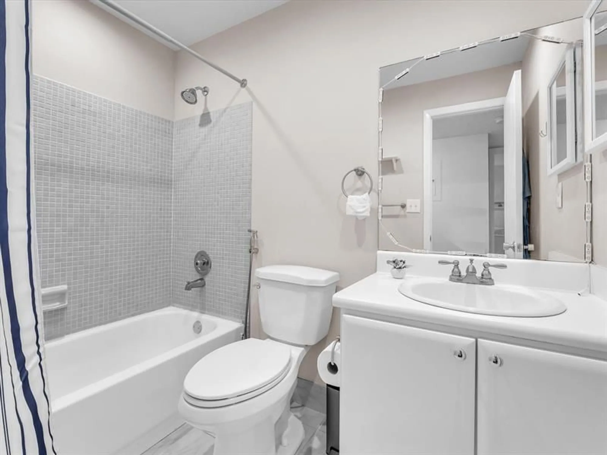 Property Slideshow image 27 of 39 | 7164 ashmont cir 204, Tamarac, FL, 33321