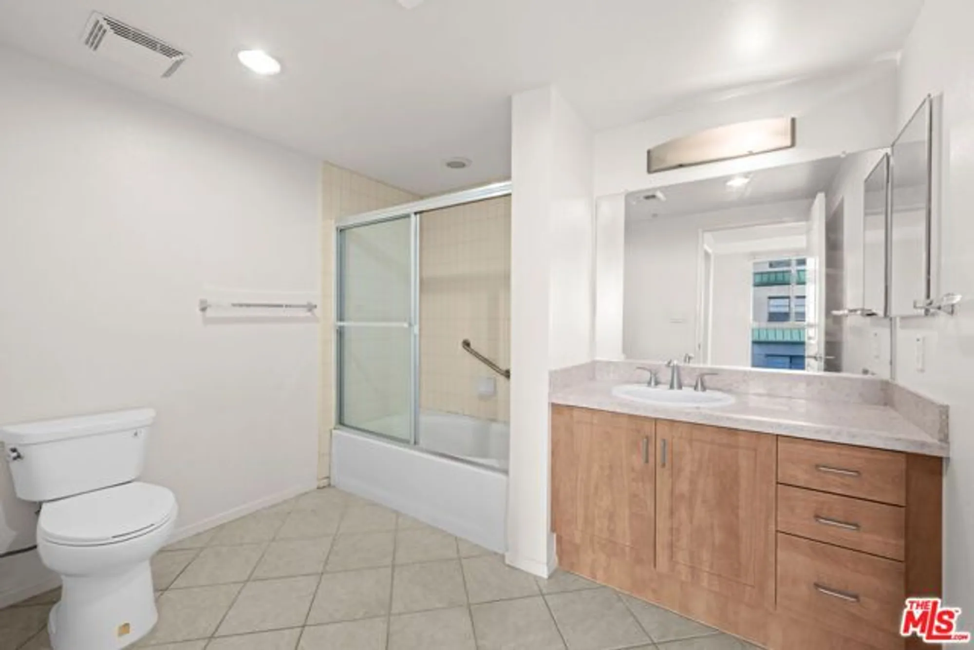 Property Slideshow image 19 of 35 | 267 s san pedro st unit 508, Los Angeles, CA, 90012