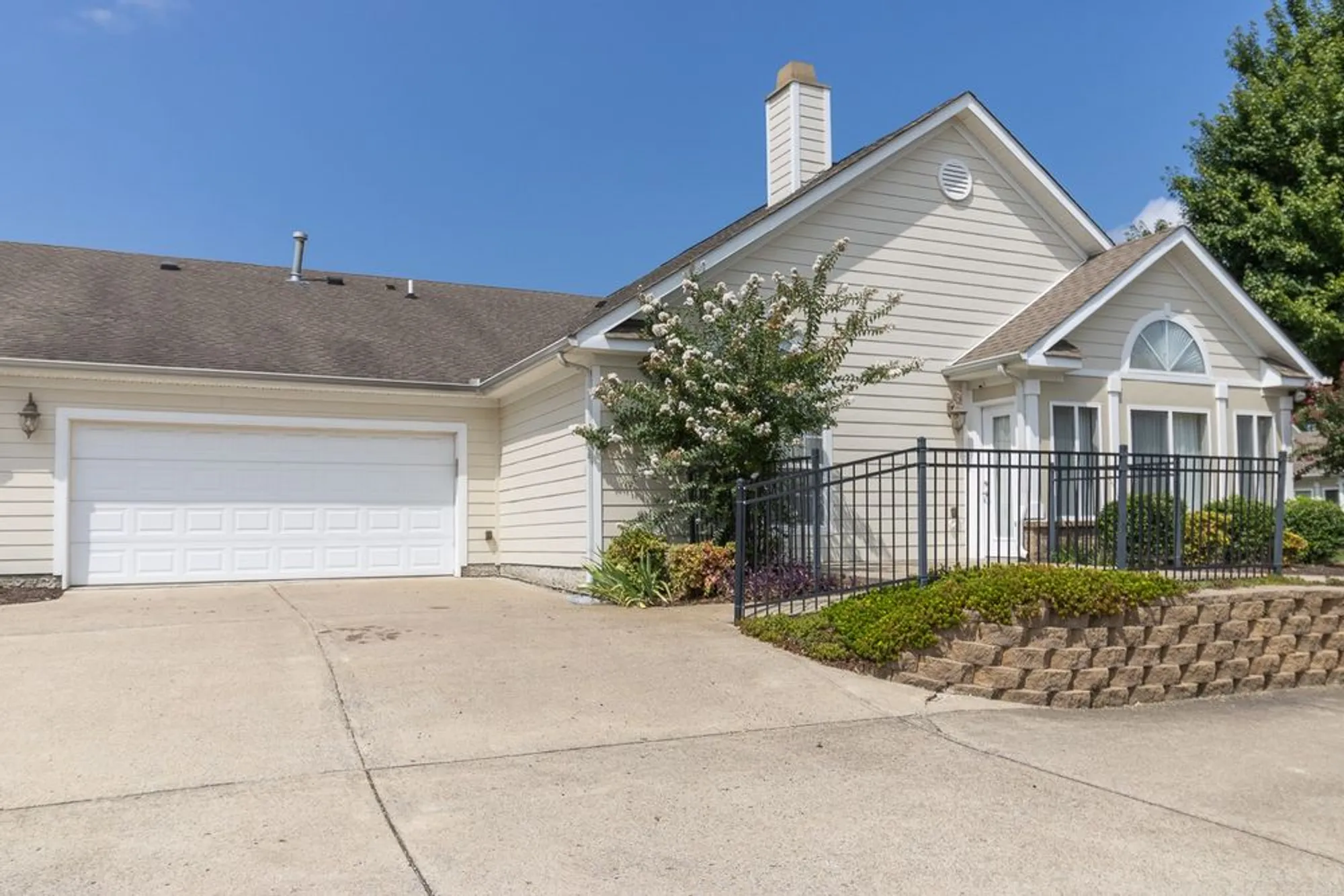 Property Slideshow image 9 of 29 | 825 s browns ln 1301, Gallatin, TN, 37066