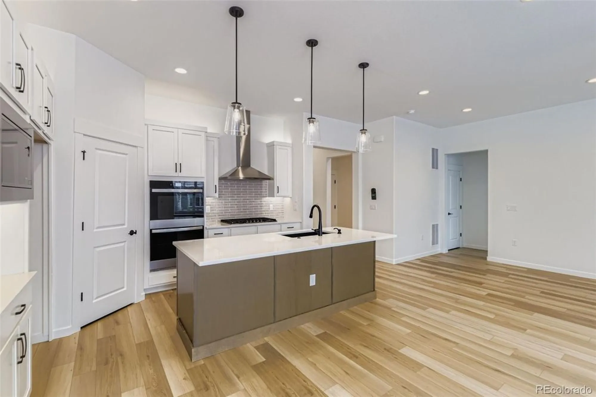 Property Slideshow image 8 of 25 | 8905 s riviera way, Aurora, CO, 80016