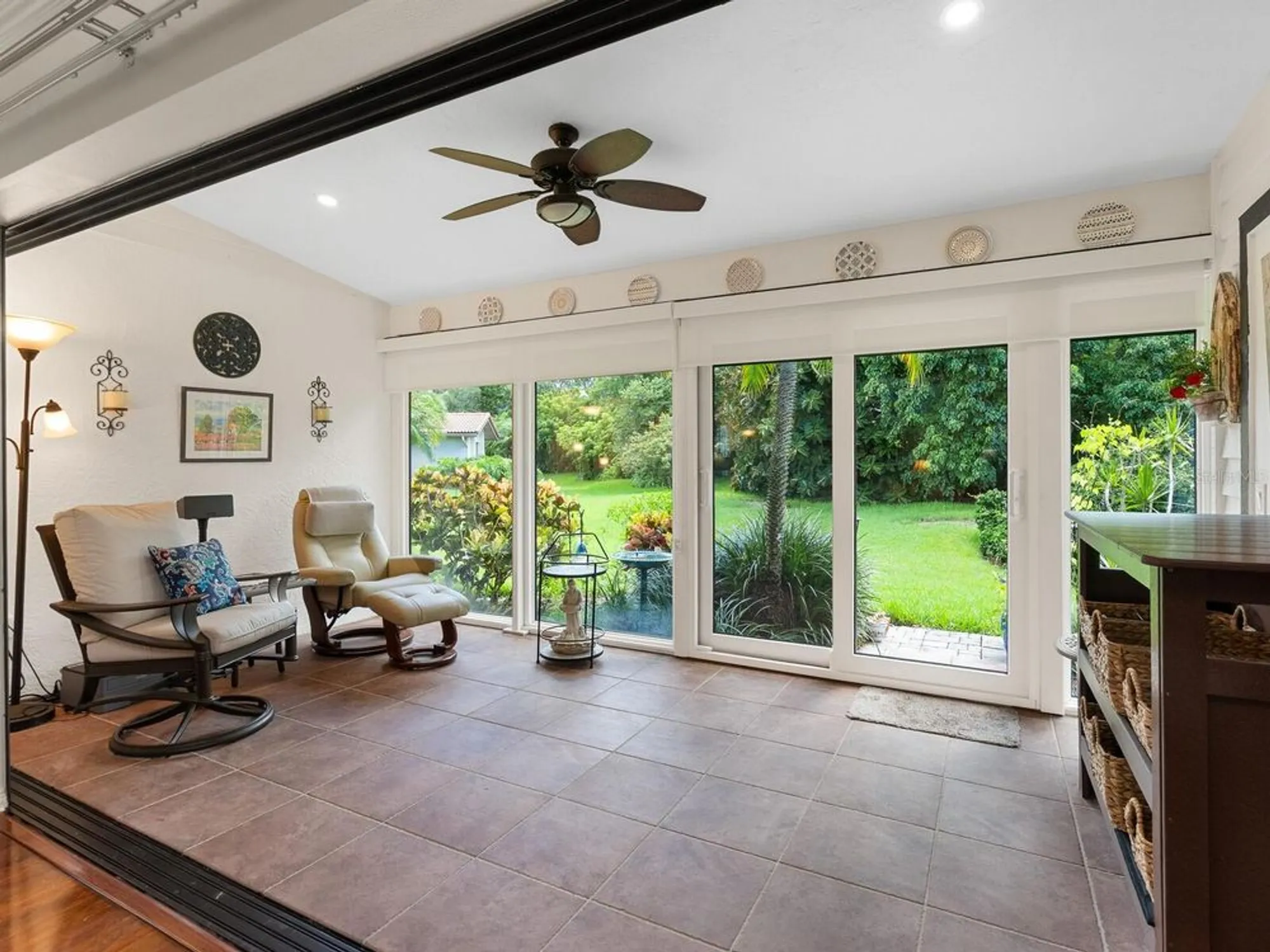 Property Slideshow image 10 of 44 | 4004 wilshire cir 89, Sarasota, FL, 34238