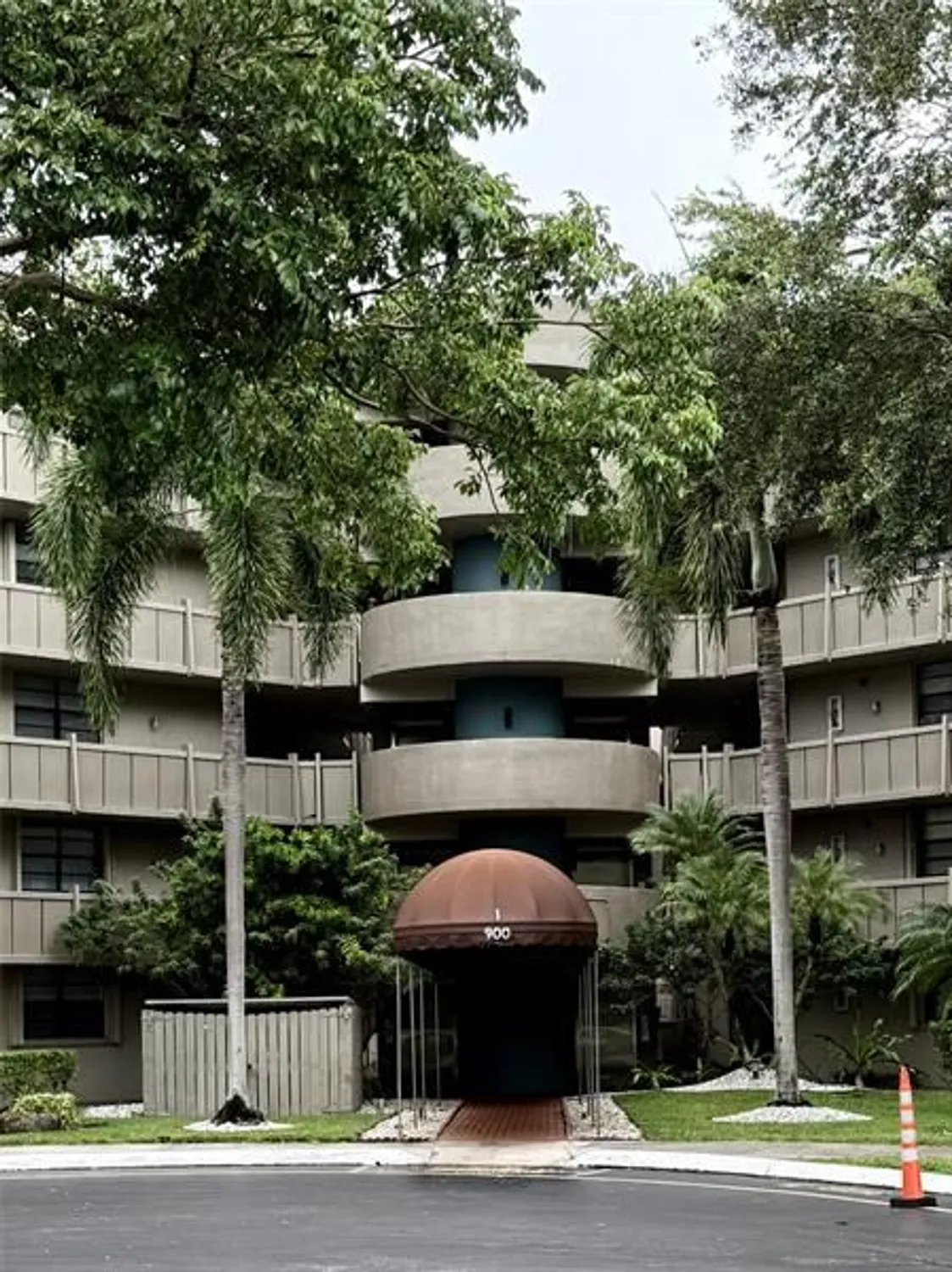 Property Slideshow image 1 of 23 | 900 colony point cir 121, Pembroke Pines, FL, 33026