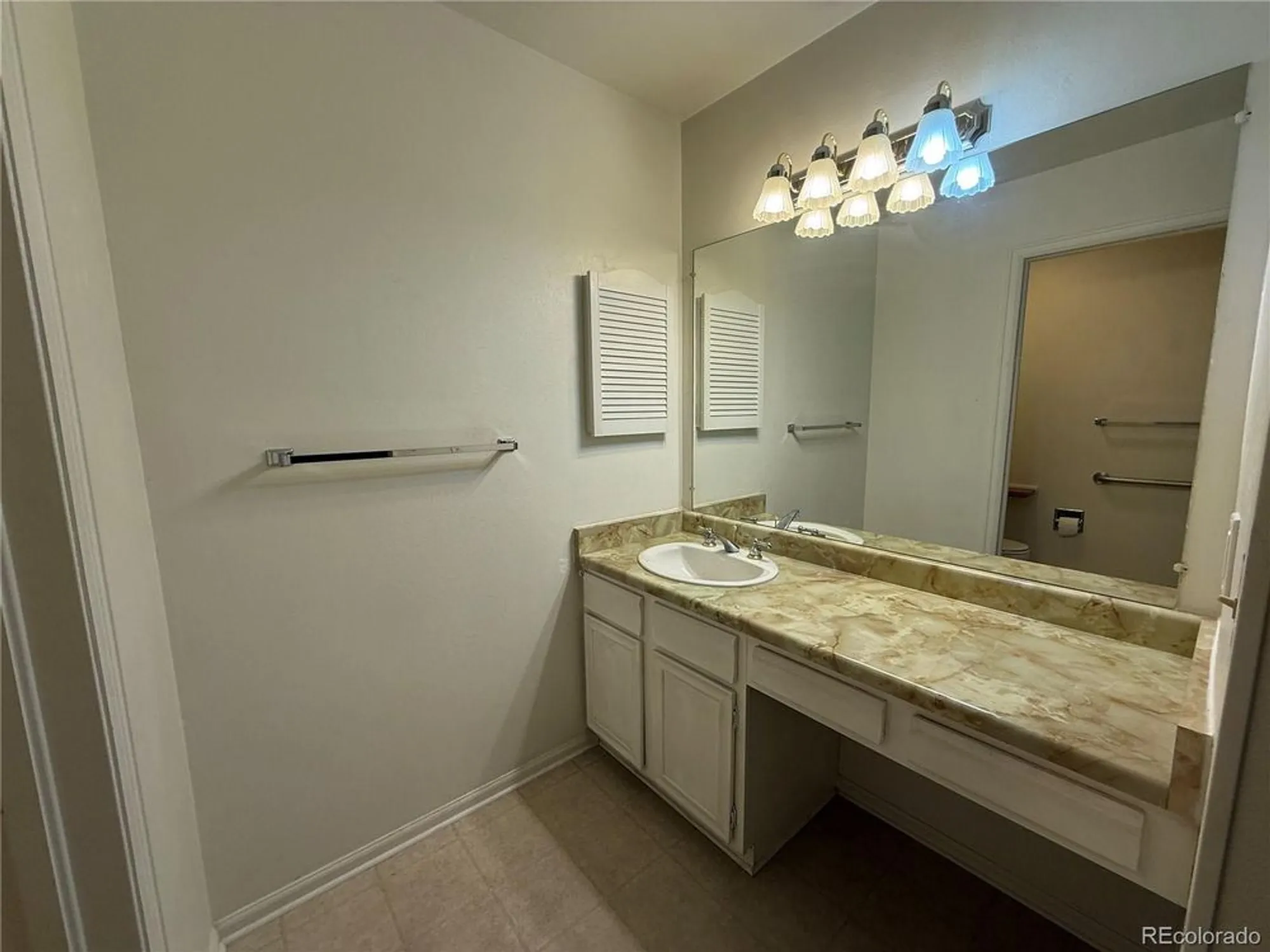 Property Slideshow image 15 of 28 | 13922 e linvale pl, Aurora, CO, 80014