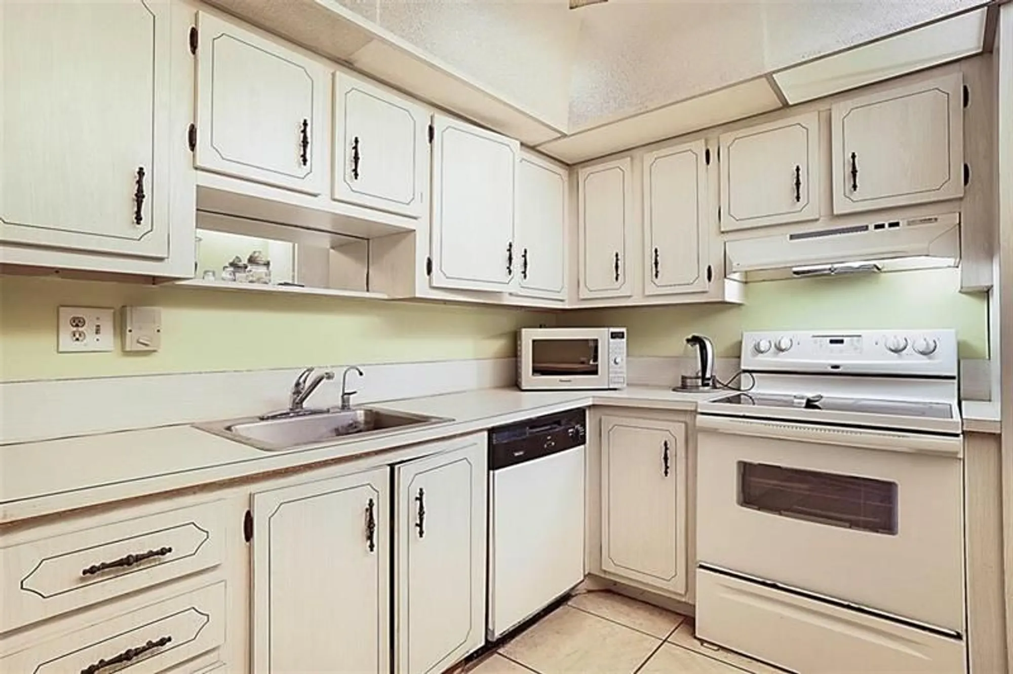 Property Slideshow image 11 of 26 | 1400 saint charles pl 616, Pembroke Pines, FL, 33026