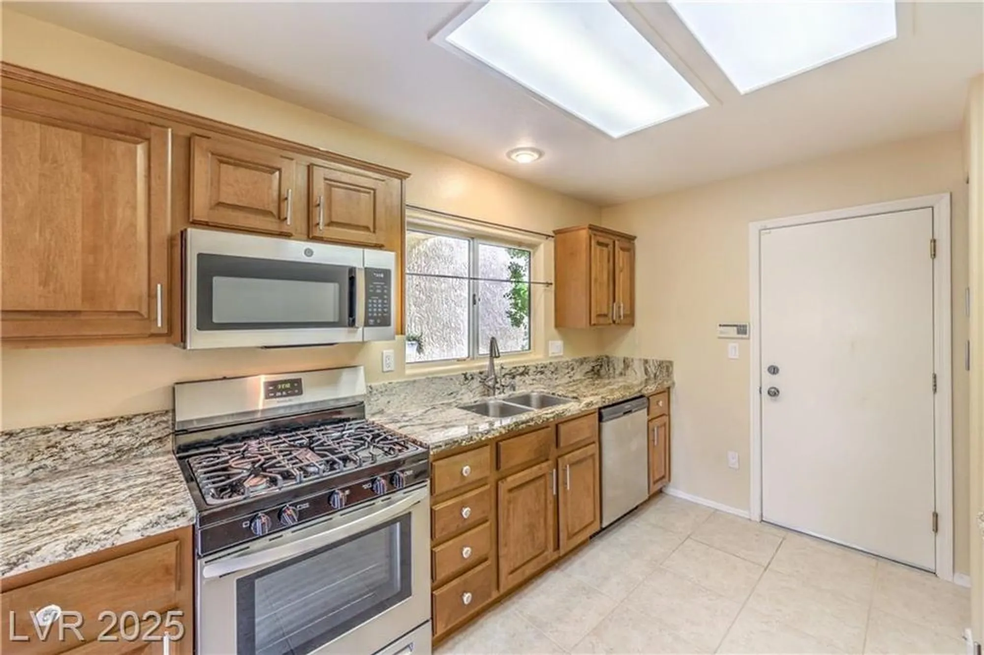 Property Slideshow image 4 of 39 | 9948 bundella dr, Las Vegas, NV, 89134