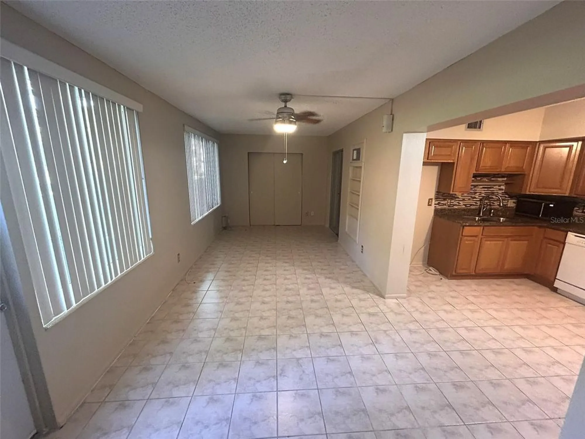 Property Slideshow image 14 of 55 | 2402 ecuadorian way apt 18, Clearwater, FL, 33763
