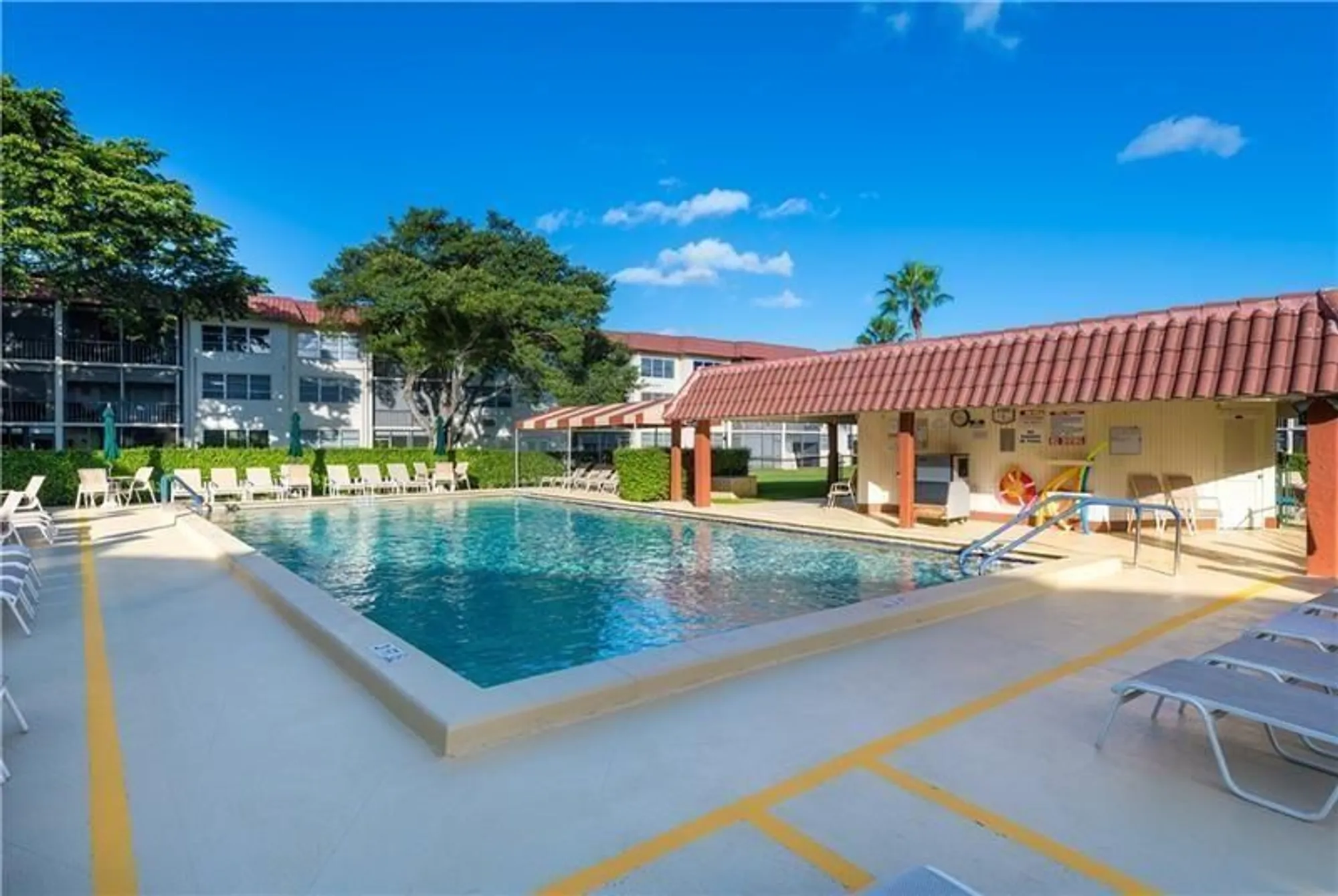 Property Slideshow image 18 of 31 | 9800 n hollybrook lake dr 202, Pembroke Pines, FL, 33025